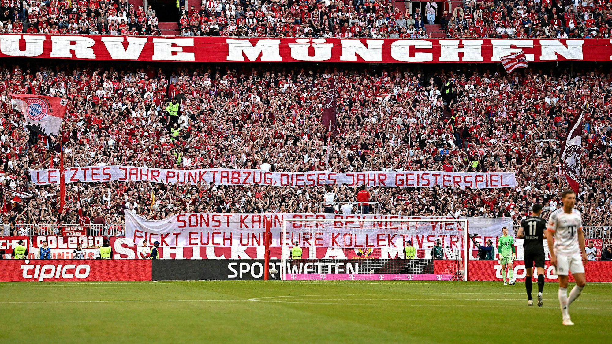Das Banner der Bayern-Fans im Spiel gegen Gladbach.