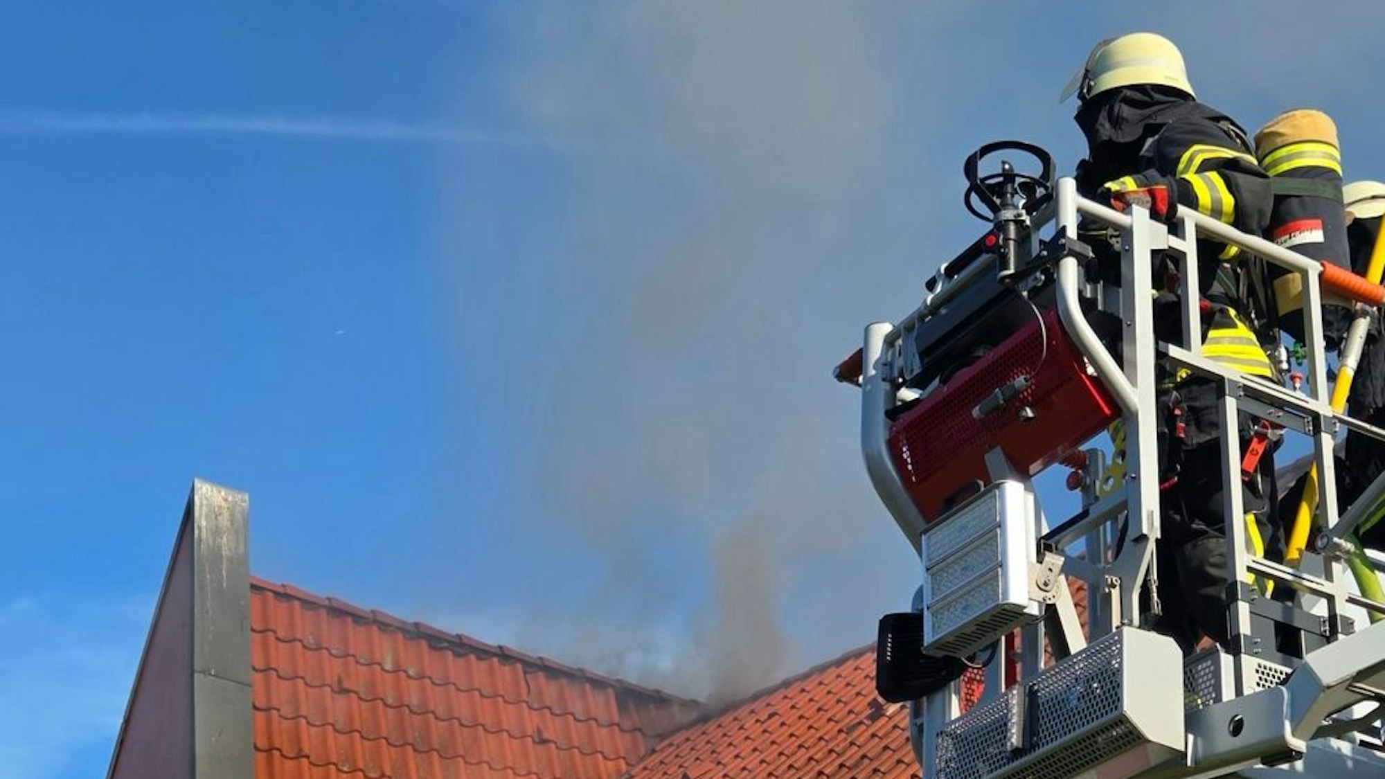 Einsatz der Feuerwehr Datteln bei einem Dachstuhlbrand am 10.05.2025. Die Flammen hatten sich an der Fassade des Hauses in den Dachstuhl ausgebreitet, ein Feuerwehrmann wurde bei den Löscharbeiten verletzt.