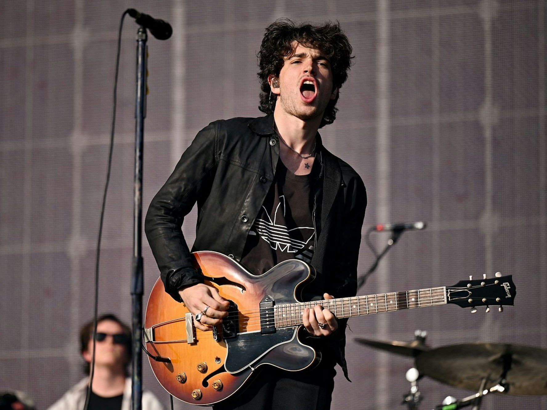 Der Apfel fällt nicht weit vom Stamm: Bonos Sohn, Elijah Hewson, ist der Frontmann der Rockband Inhaler, deren bisherige drei Alben in Irland stets die Charts toppten. (Bild: Jeff J Mitchell/Getty Images)