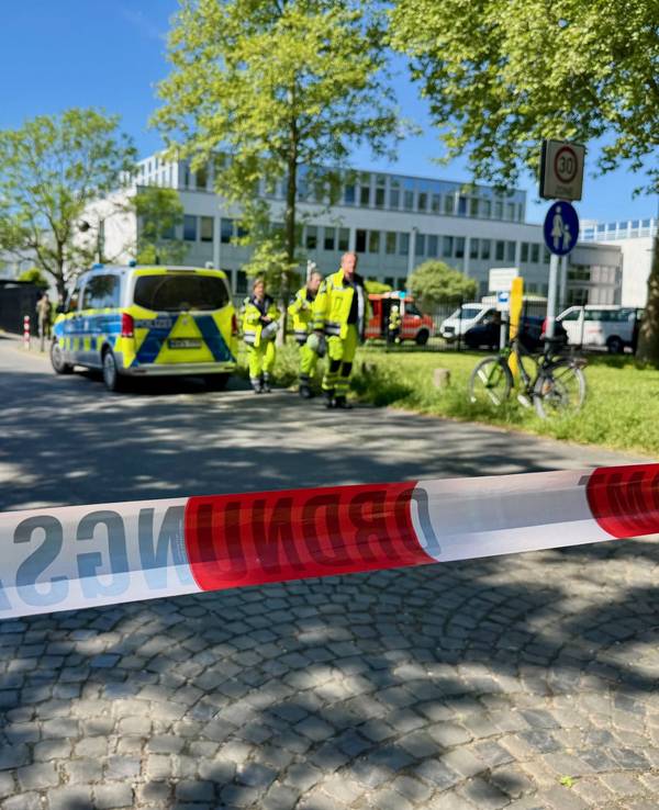 Eine Straße ist nahe eines Gebäudes des Kommandos Cyber- und Informationsraum der Bundeswehr abgesperrt. Wegen einer verdächtigen Postsendung wurde das Gebäude am 9. Mai 2025 teilweise evakuiert.