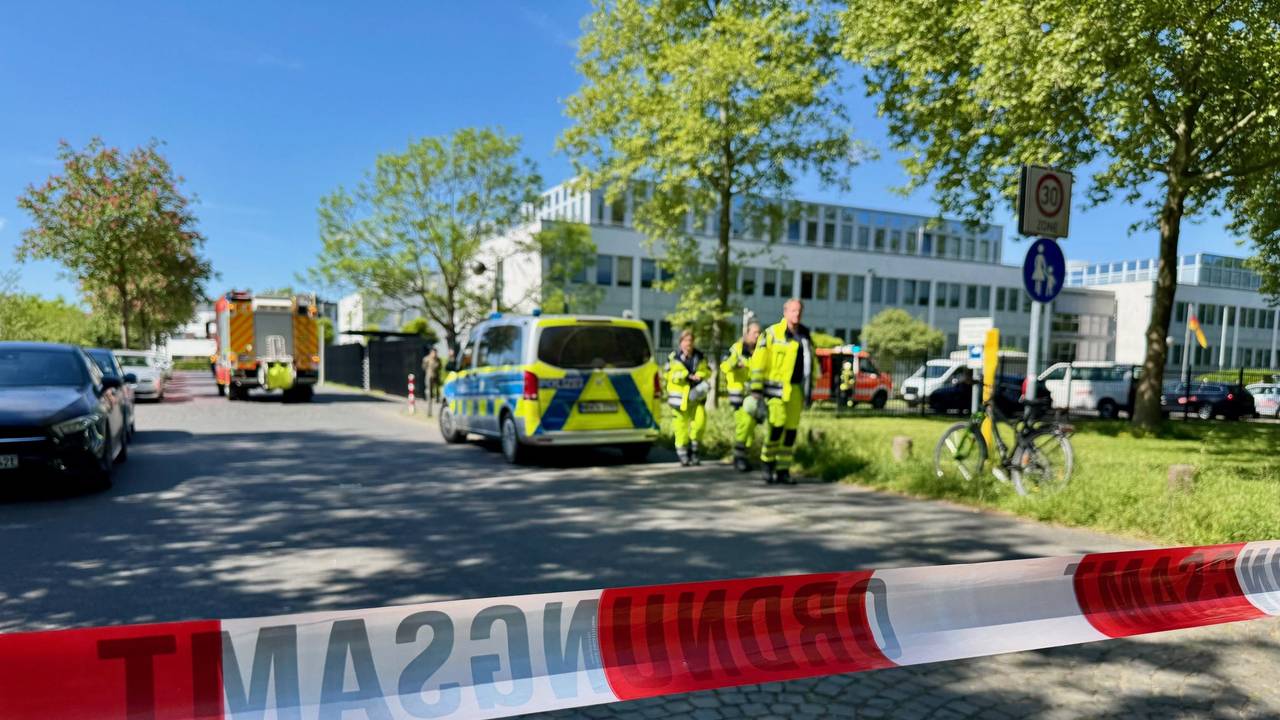 Eine Straße ist nahe eines Gebäudes des Kommandos Cyber- und Informationsraum der Bundeswehr abgesperrt. Wegen einer verdächtigen Postsendung wurde das Gebäude am 9. Mai 2025 teilweise evakuiert.