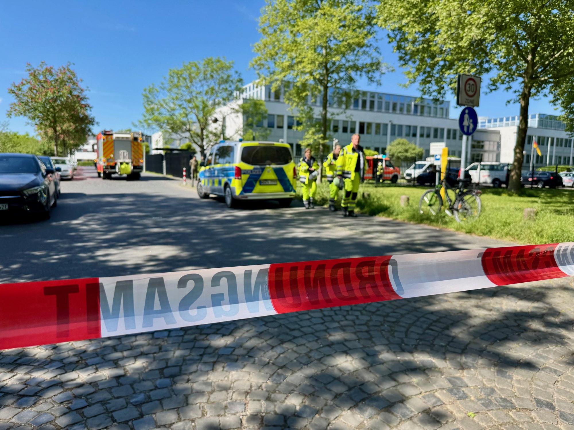 Eine Straße ist nahe eines Gebäudes des Kommandos Cyber- und Informationsraum der Bundeswehr abgesperrt. Wegen einer verdächtigen Postsendung wurde das Gebäude am 9. Mai 2025 teilweise evakuiert.