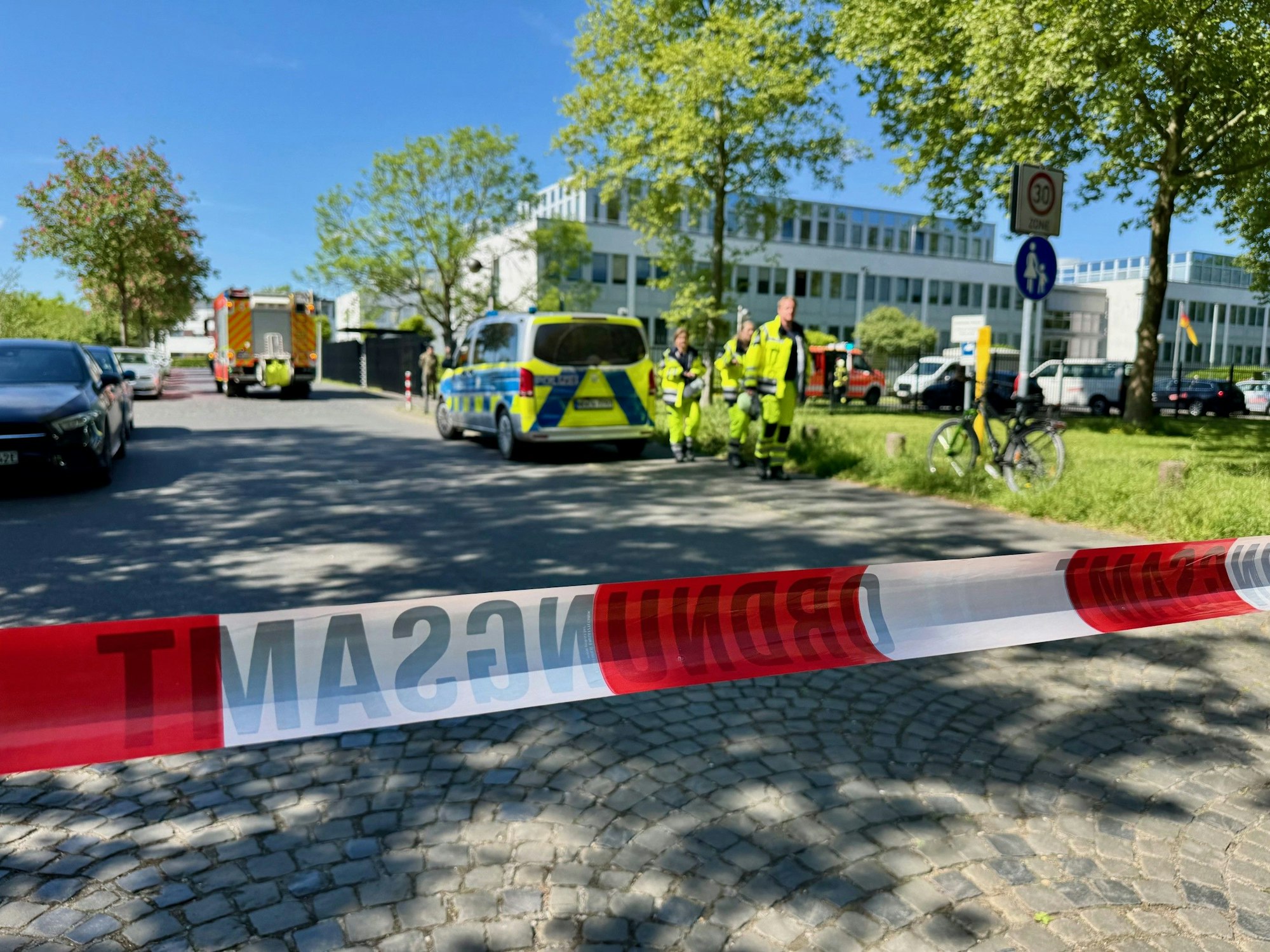 Eine Straße ist nahe eines Gebäudes des Kommandos Cyber- und Informationsraum der Bundeswehr abgesperrt. Wegen einer verdächtigen Postsendung wurde das Gebäude am 9. Mai 2025 teilweise evakuiert.