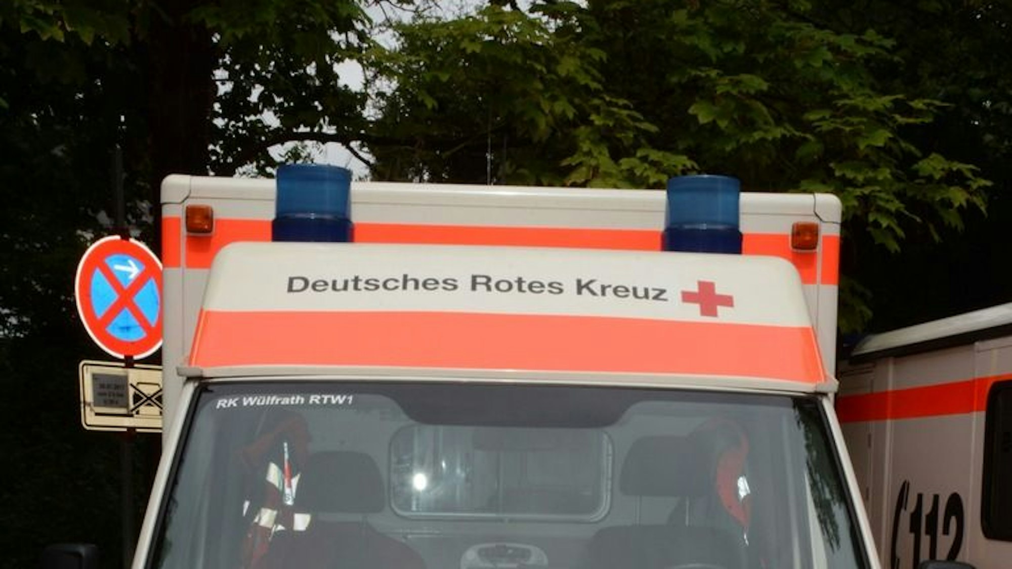 Ein Krankenwagen des Deutschen Roten Kreuzes im Einsatz.