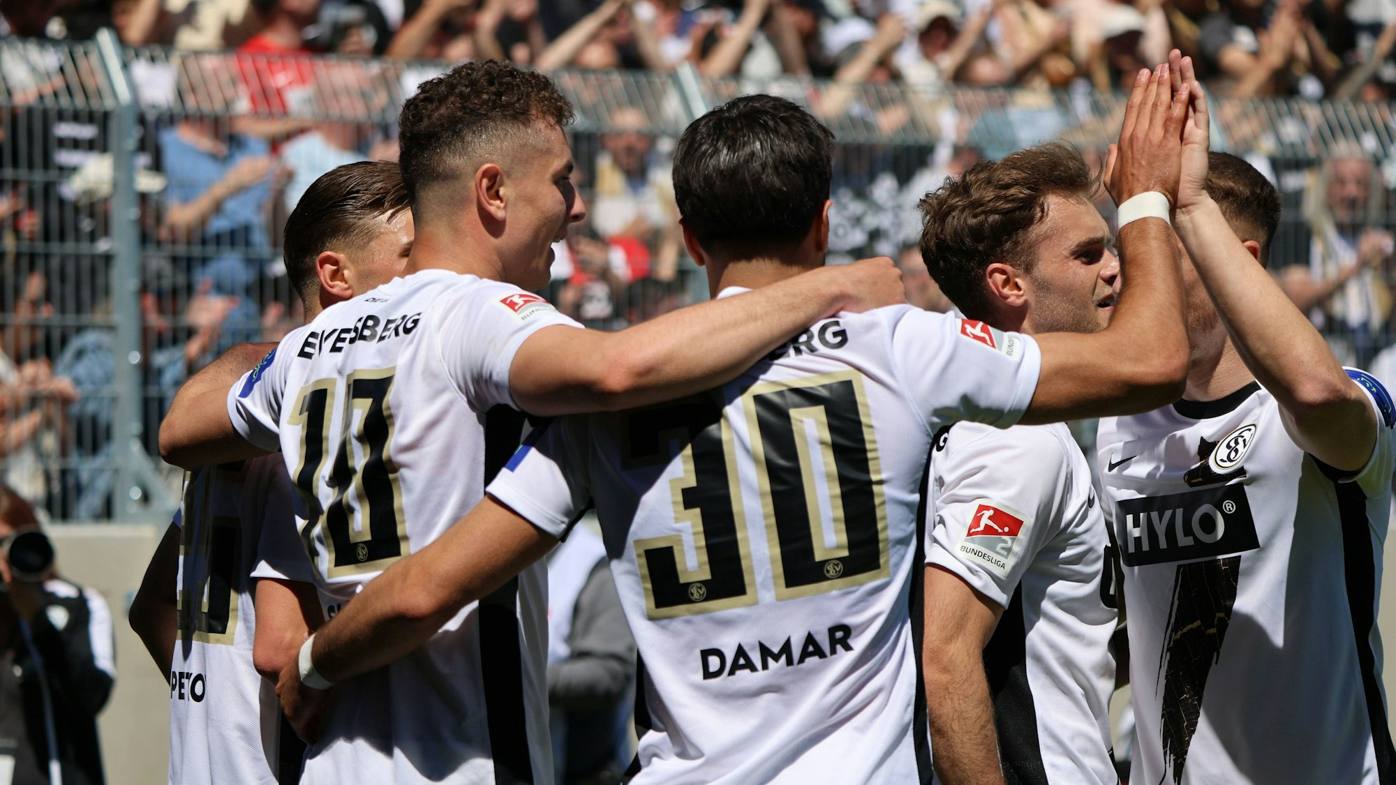 Die Spieler der SV Elversberg jubeln.