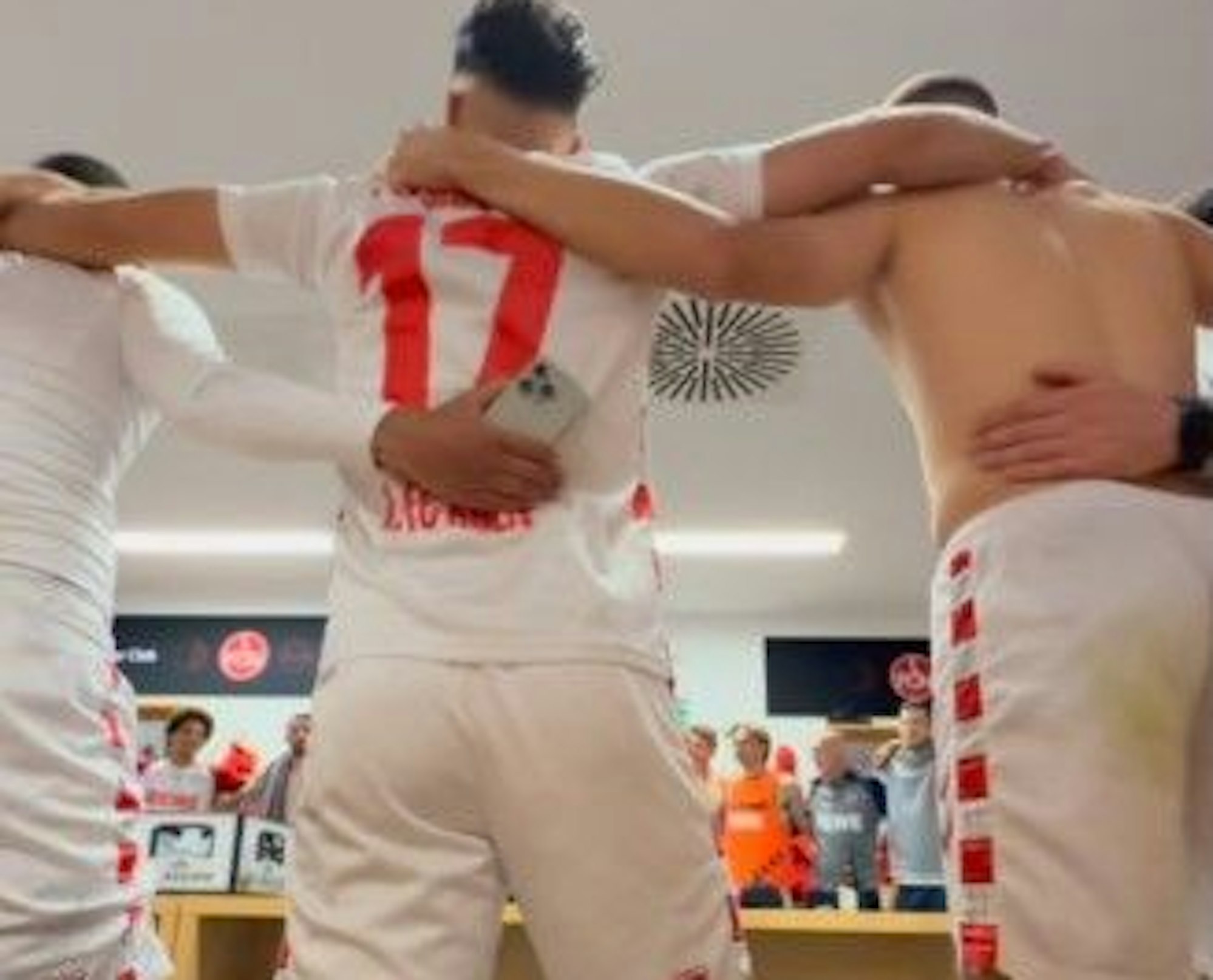 In der FC-Kabine wurde nach dem Sieg in Nürnberg gefeiert.