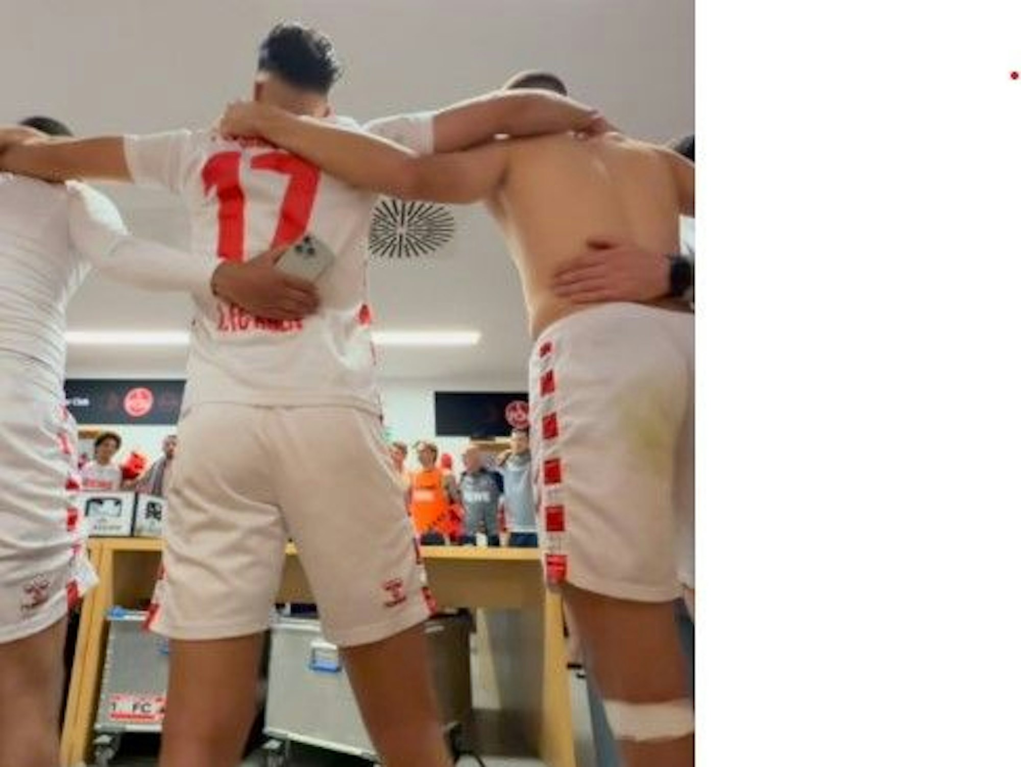 Der FC feiert in Nürnberg eine Kabinenparty.