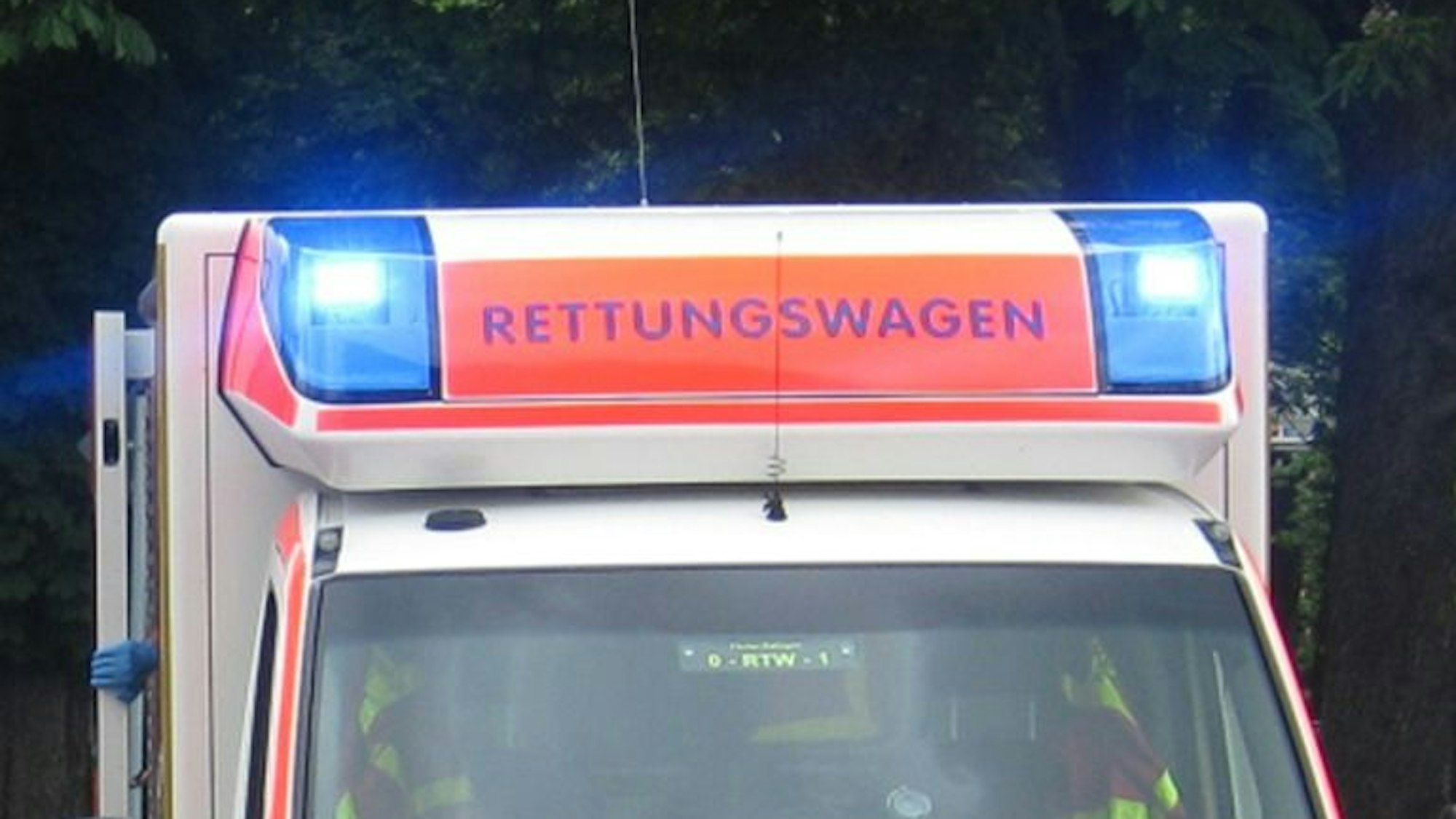 Rettungswagen der bei einem Verkehrsunfall zwischen einem Motorradfahrer und einem PKW auf der Kölner Straße in Ratingen im Einsatz war