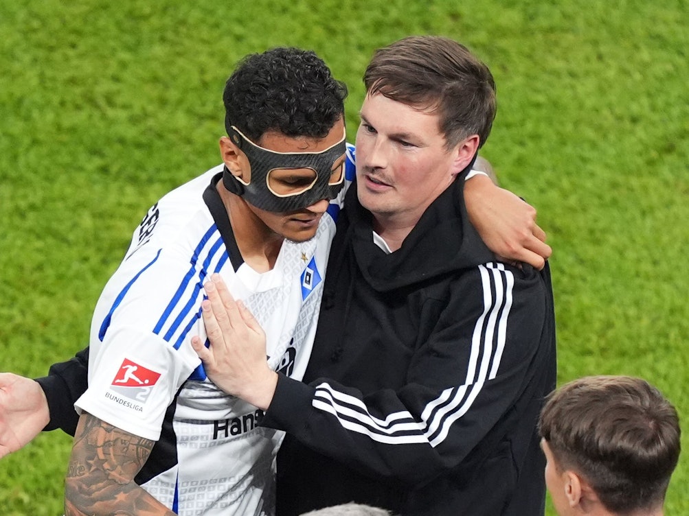 Merlin Polzin herzt Davie Selke nach dem Aufstieg des Hamburger SV in die Bundesliga.
