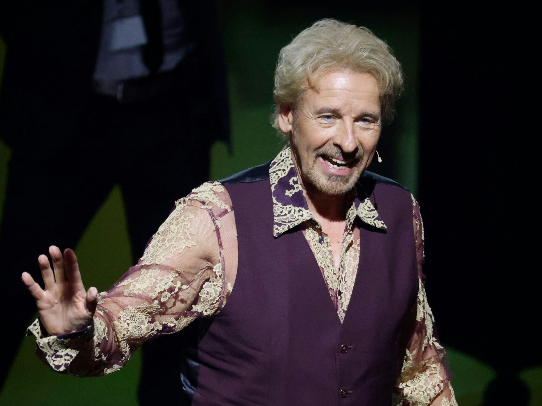 Moderator Thomas Gottschalk kommt zu Beginn der ZDF-Show "Wetten, dass..?" auf die Bühne.
