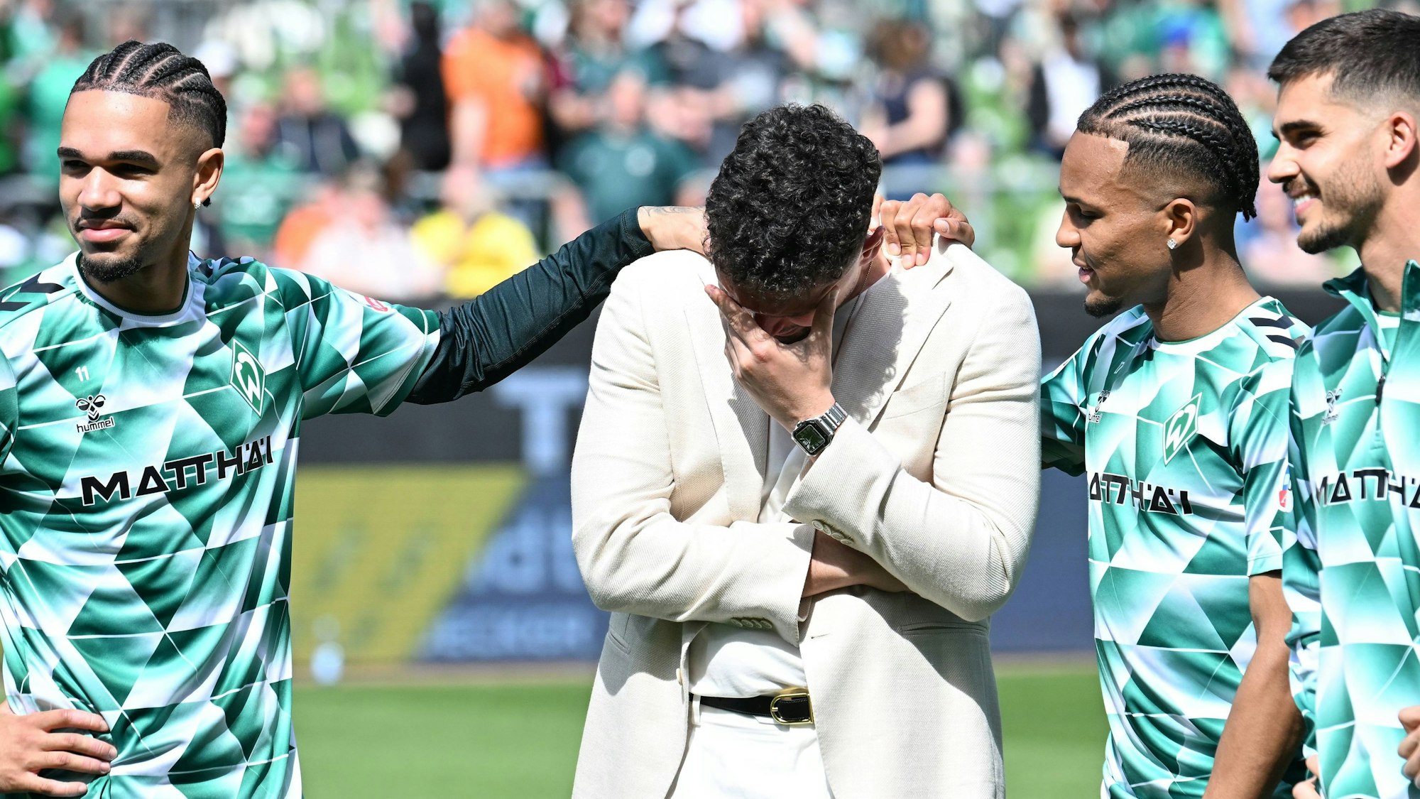 Milos Veljkovic weint bei seiner Verabschiedung vor dem Spiel von Werder Bremen gegen RB Leipzig.