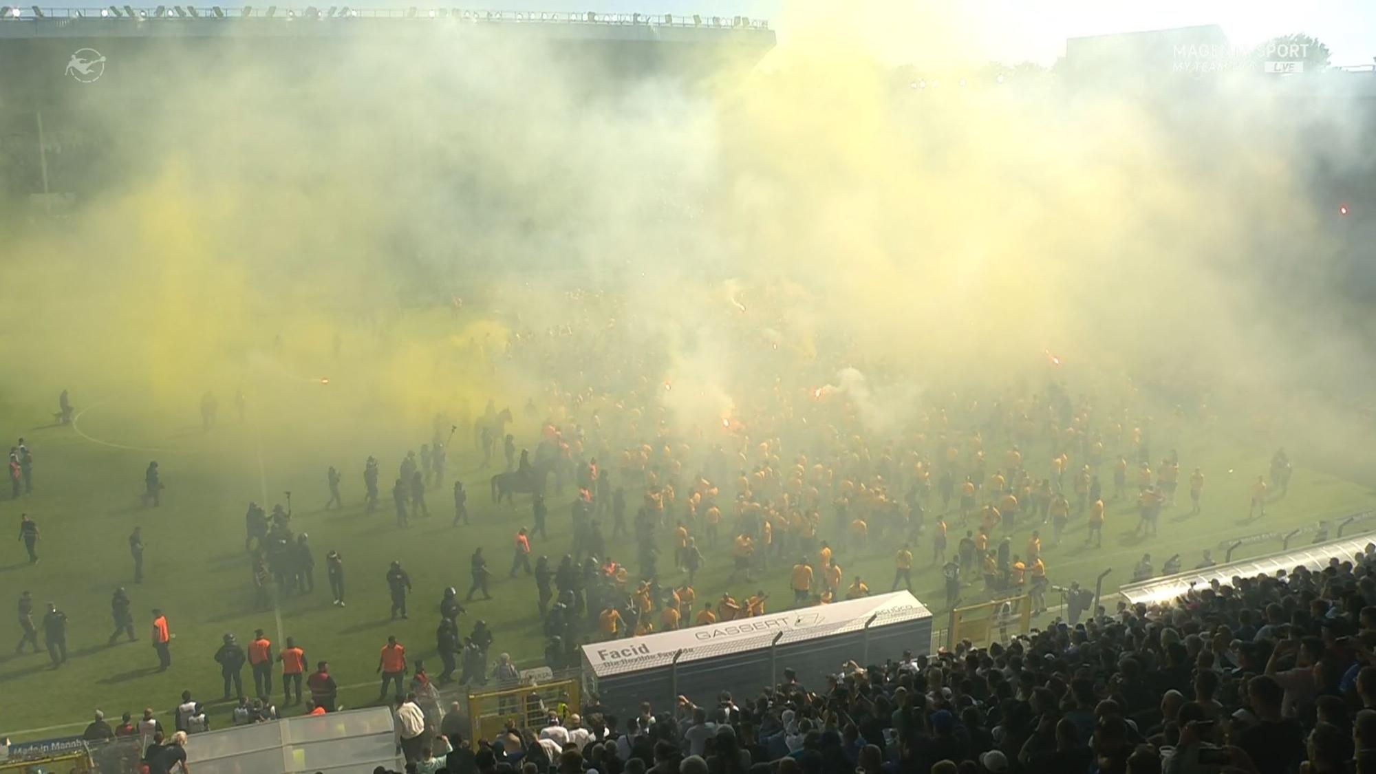 Fans von Dynamo Dresden beim Platzsturm.