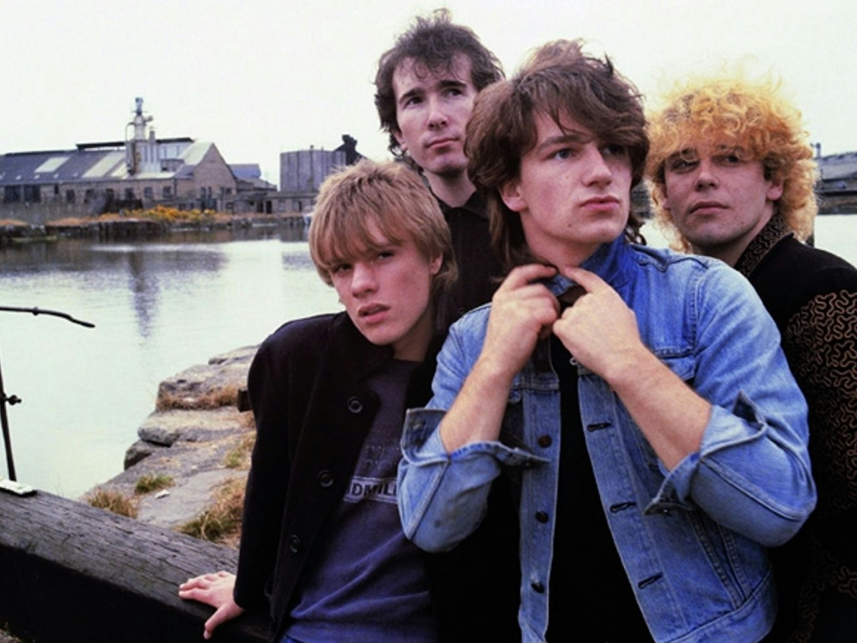 Jung und rebellisch, spirituell und politisch bewegt: U2 mit Sänger Bono (Zweiter von rechts) in den frühen 80er-Jahren. (Bild: Universal)