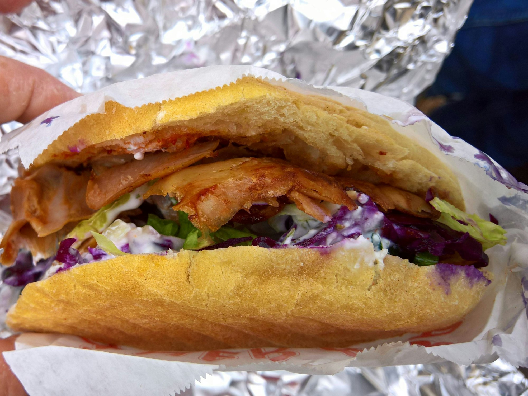 Ein Gefängnisseelsorger soll Häftlinge mit ganz besonderen Dönertaschen erfreut haben. Jetzt steht der Mann vor Gericht. Das Symbolbild wurde im April 2025 aufgenommen.