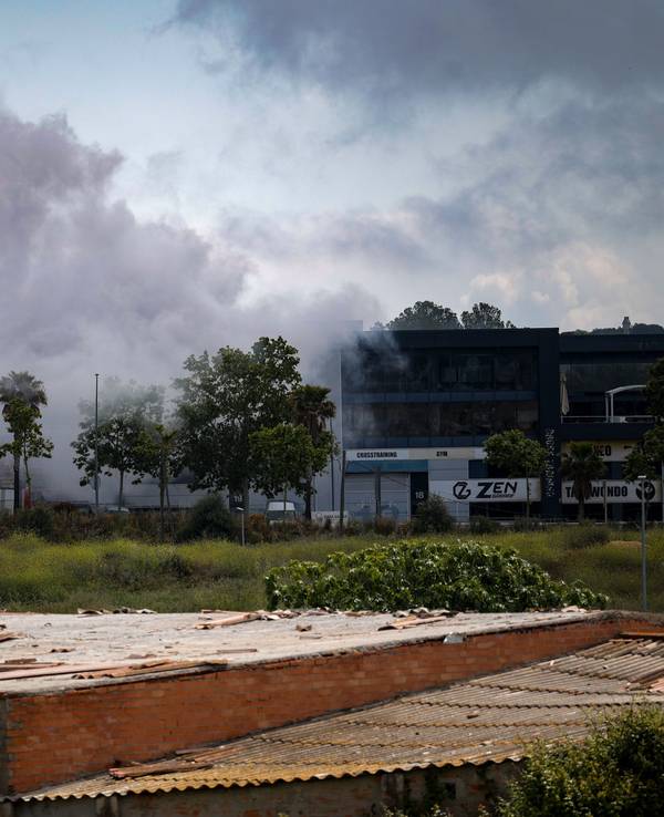 Die durch den Brand verursachte Giftwolke ist deutlich zu sehen. In Spanien ist etwa 40 Kilometer südwestlich von Barcelona in der Nähe der Stadt Vilanova i la Geltru nach einem Brand in einem Lager mit Chemikalien eine Chlorwolke ausgetreten.