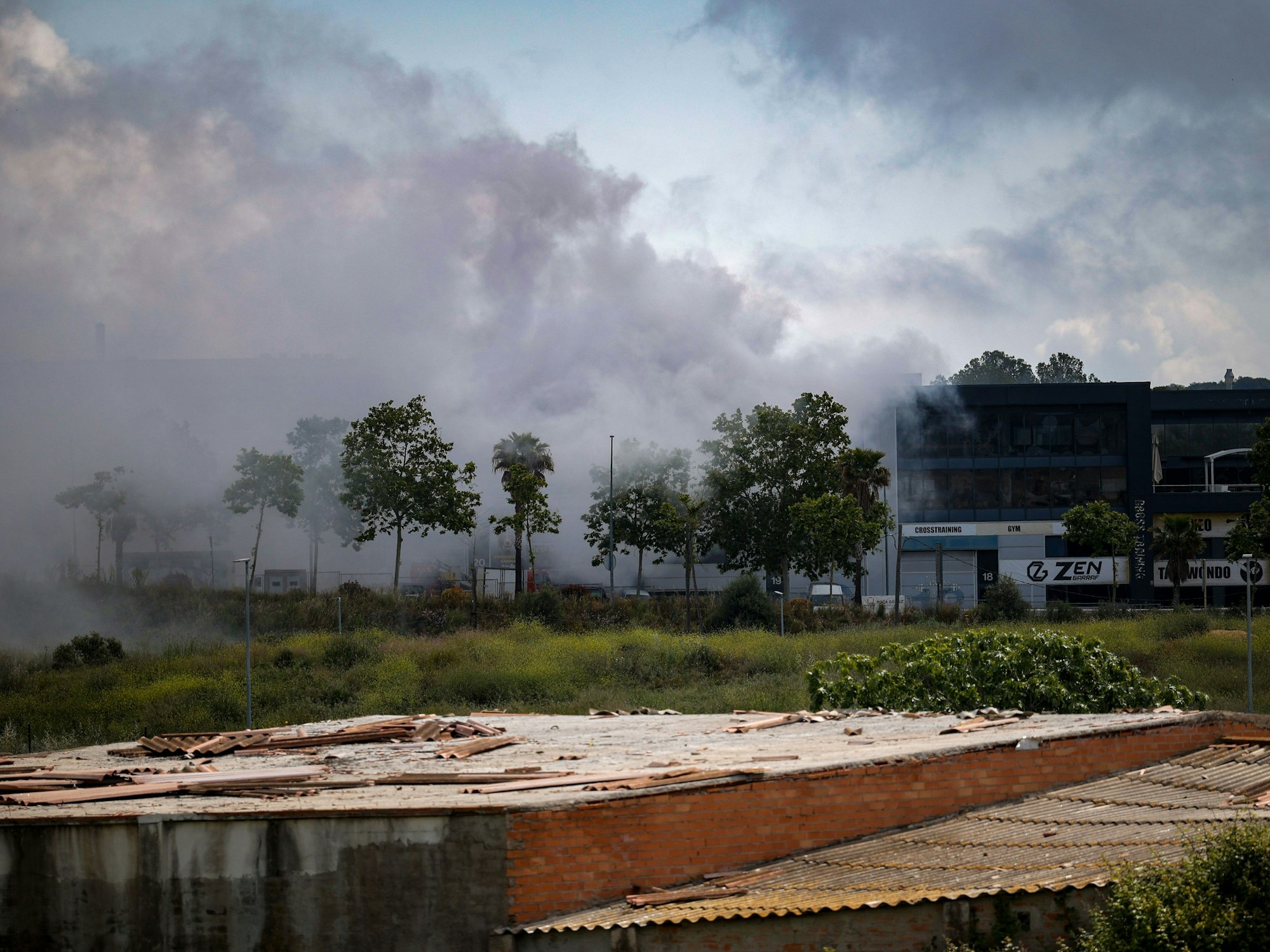 Die durch den Brand verursachte Giftwolke ist deutlich zu sehen. In Spanien ist etwa 40 Kilometer südwestlich von Barcelona in der Nähe der Stadt Vilanova i la Geltru nach einem Brand in einem Lager mit Chemikalien eine Chlorwolke ausgetreten.