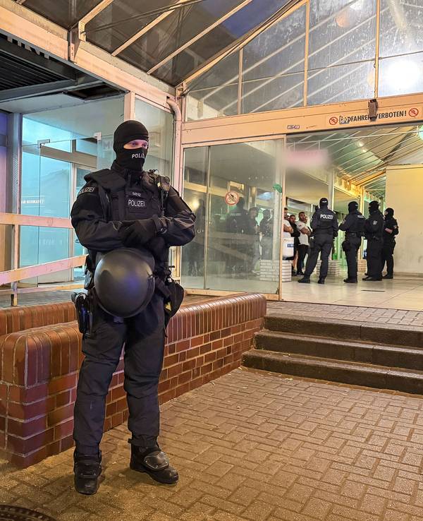 Einsatzkräfte der Polizei führen eine Razzia in einem Gebäudekomplex im Landkreis Pinneberg durch.