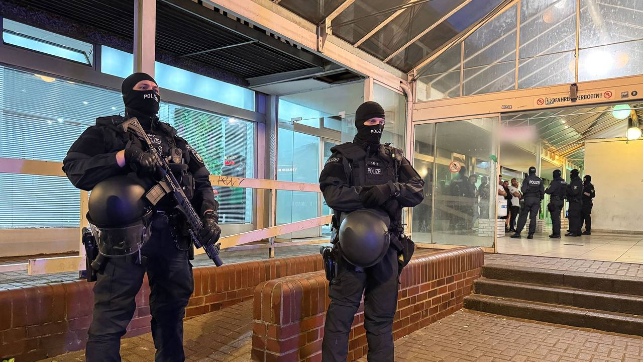 Einsatzkräfte der Polizei führen eine Razzia in einem Gebäudekomplex im Landkreis Pinneberg durch.
