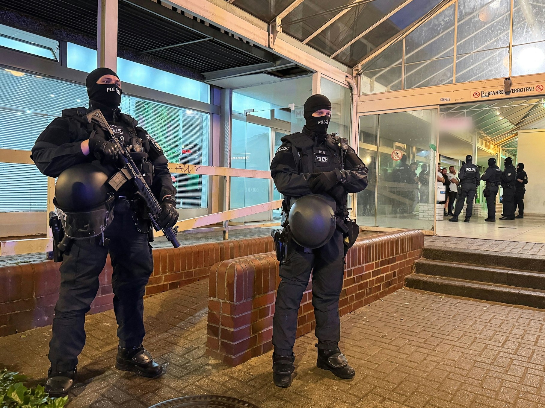 Einsatzkräfte der Polizei führen eine Razzia in einem Gebäudekomplex im Landkreis Pinneberg durch.