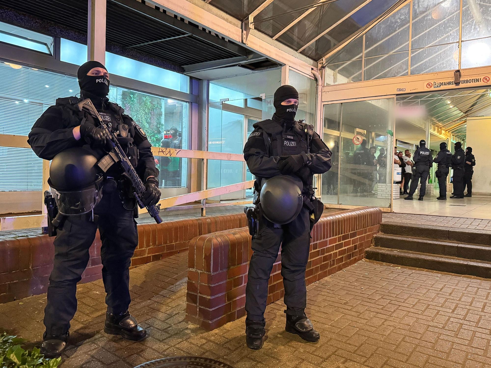 Einsatzkräfte der Polizei führen eine Razzia in einem Gebäudekomplex im Landkreis Pinneberg durch.