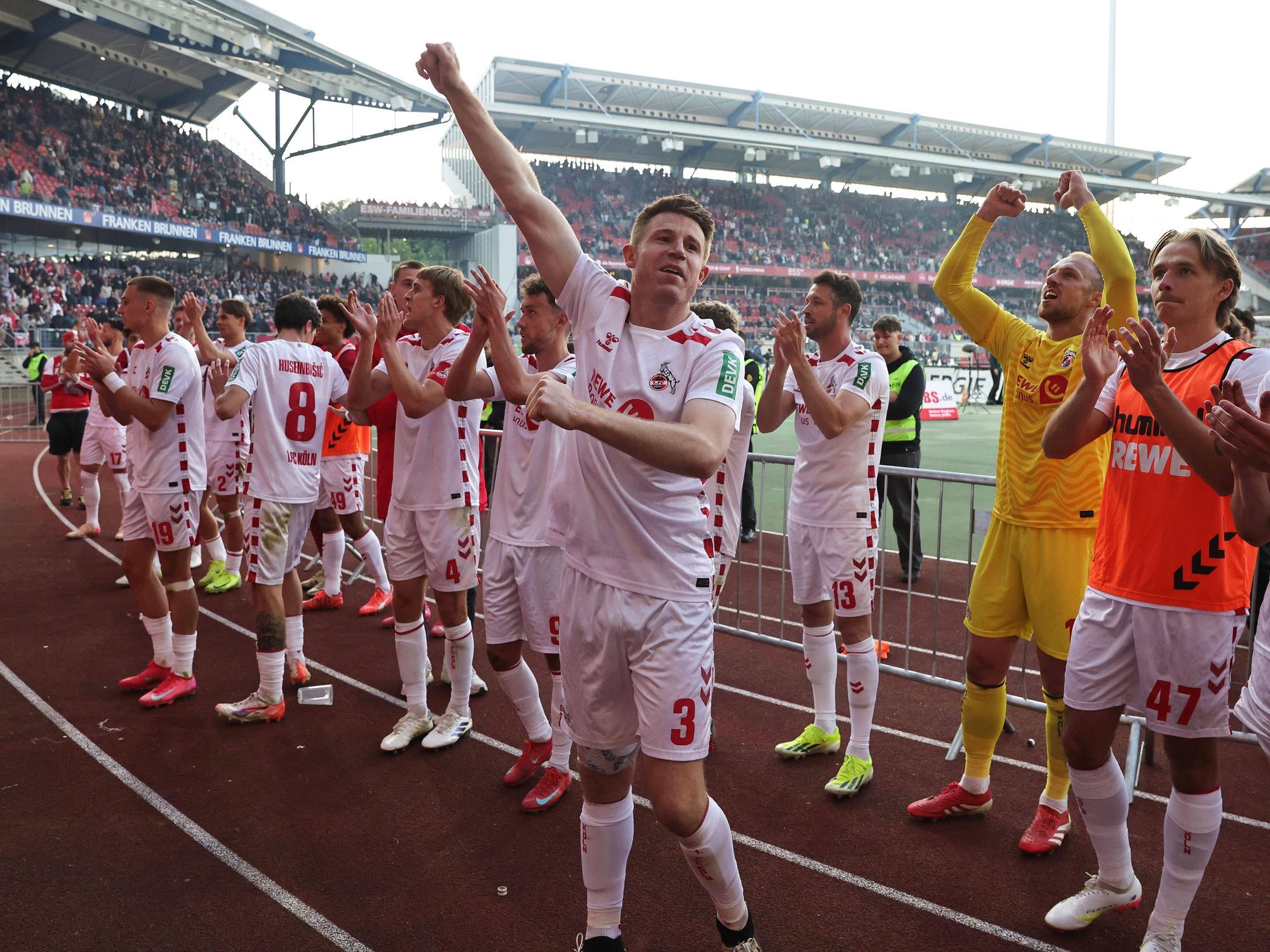 Der 1. FC Köln feiert den Sieg in Nürnberg.