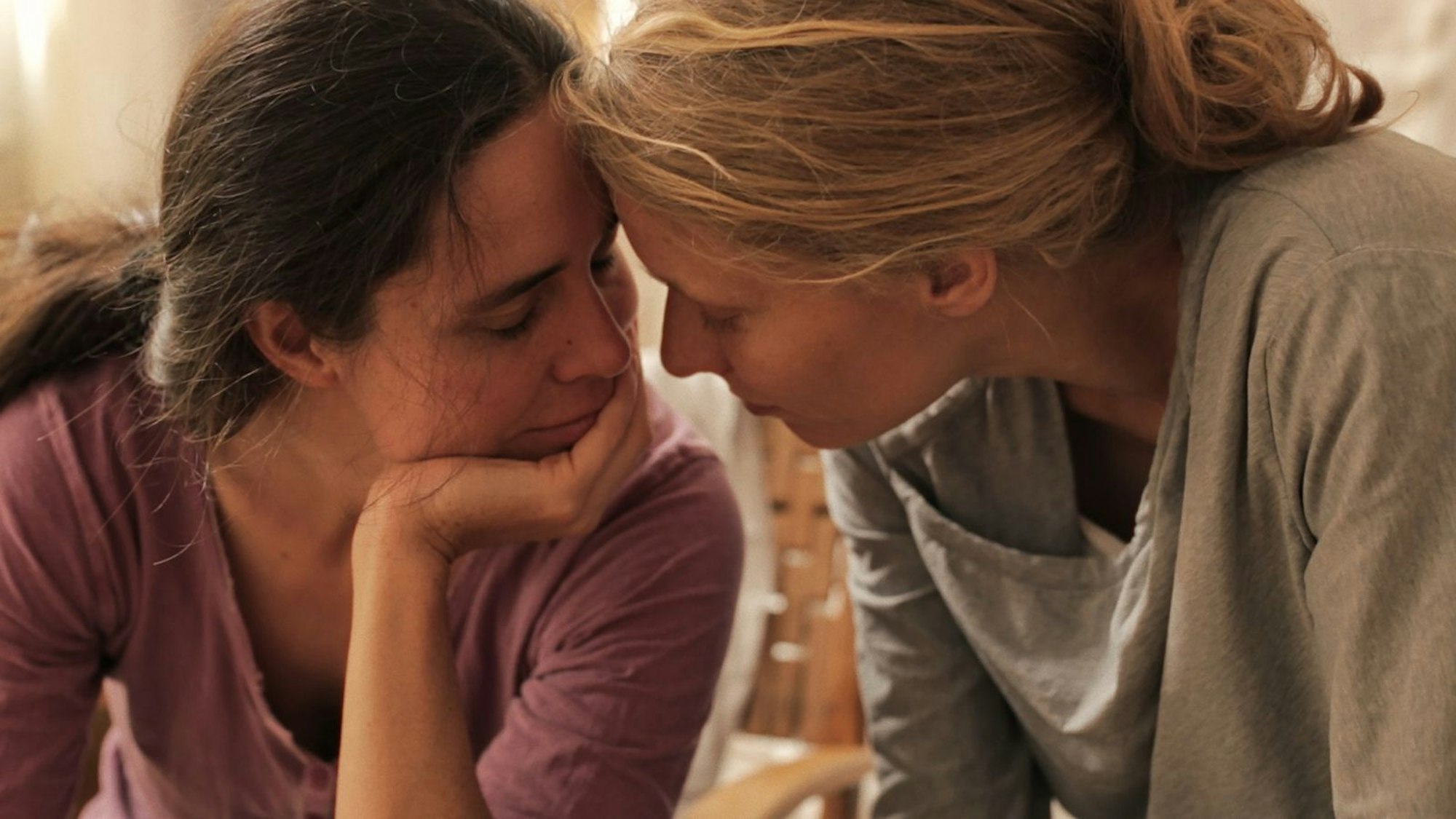 Allen Rückschlägen zum Trotz bleibt die Liebe zwischen Christiane (links) und Maria intakt. (Bild: ZDF / Judith Beuth)