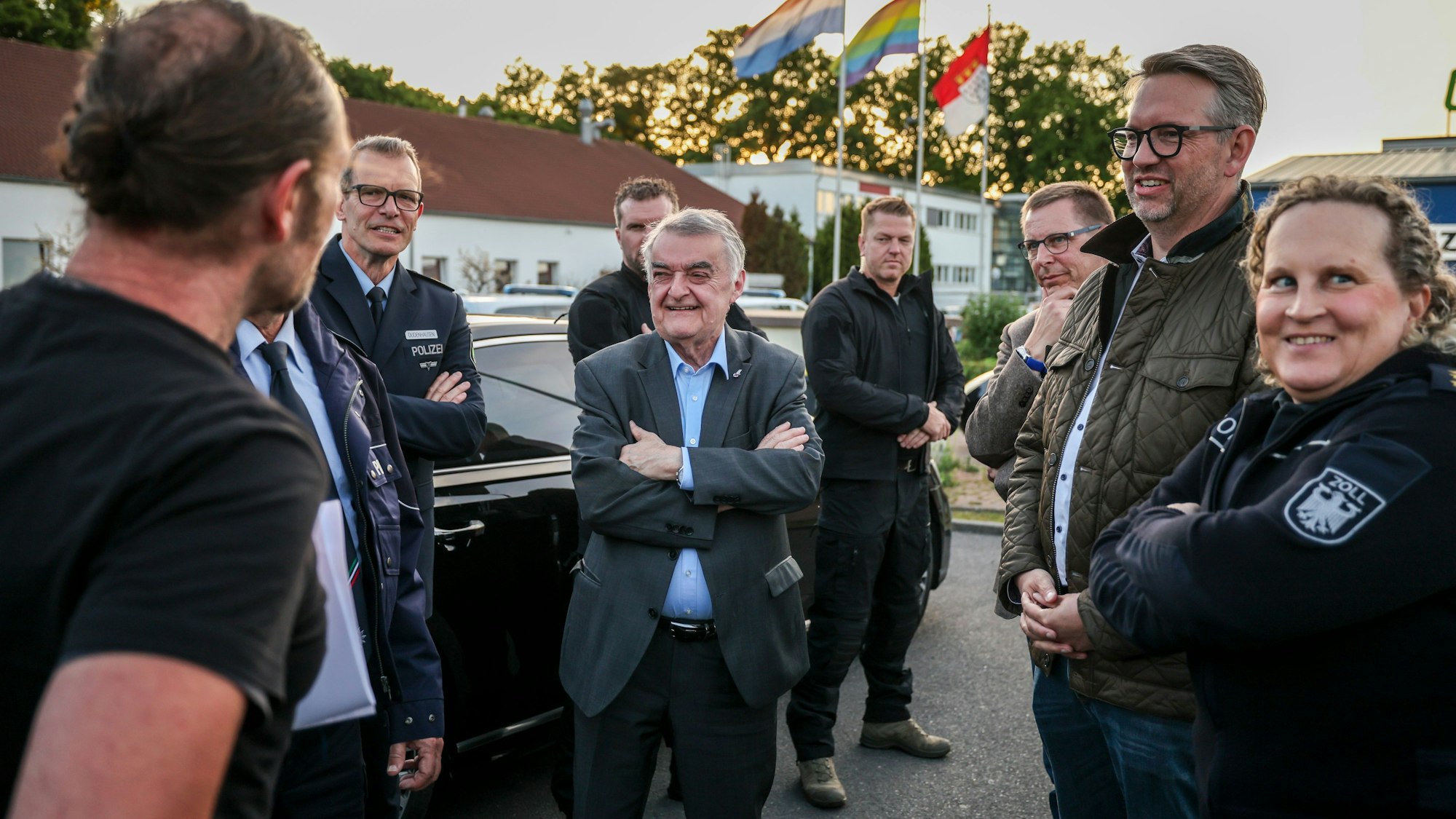 Herbert Reul (CDU, M), Innenminister von Nordrhein-Westfalen, steht bei den Einsatzkräften vor einem Einsatz.