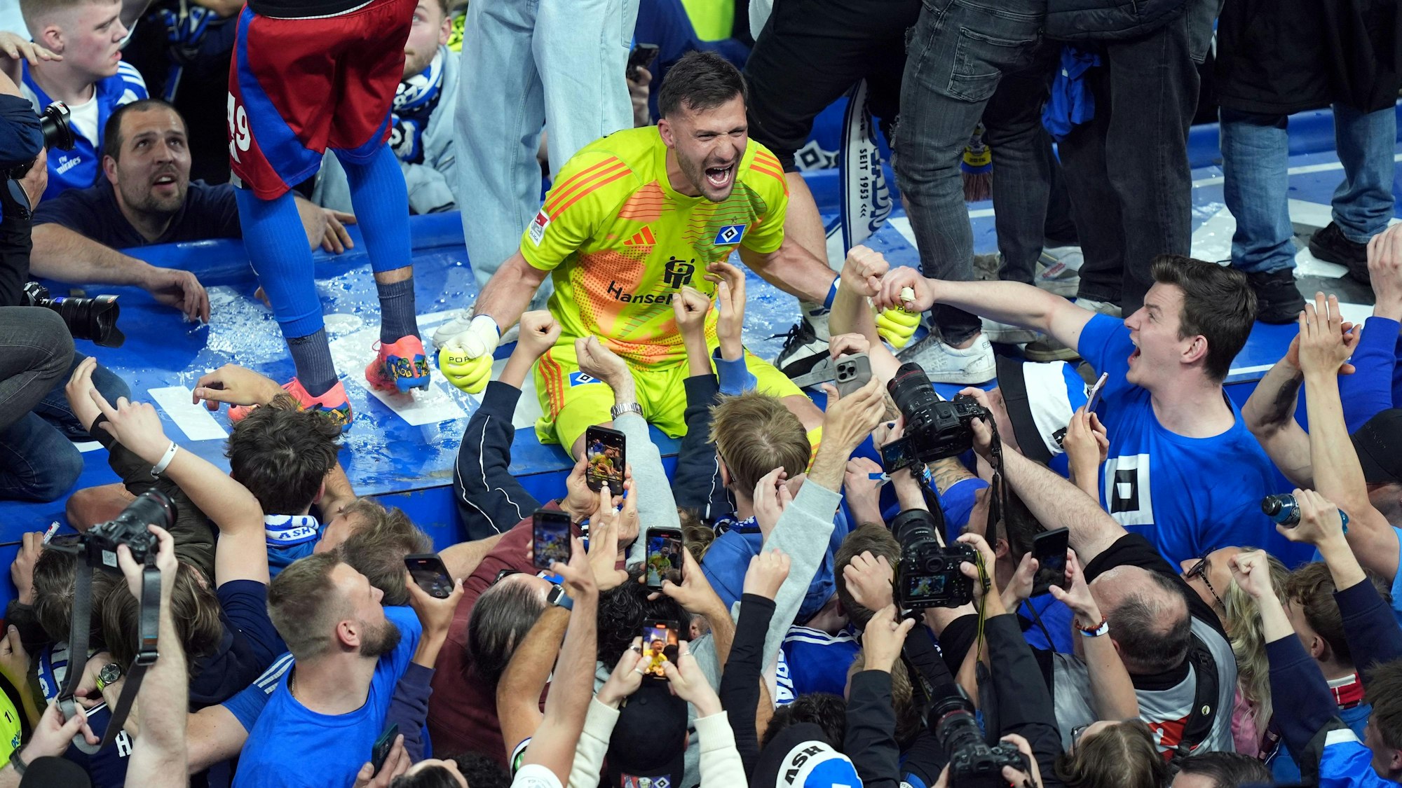 Daniel Heuer Fernandes jubelt auf dem Dach der Trainerbank des HSV.