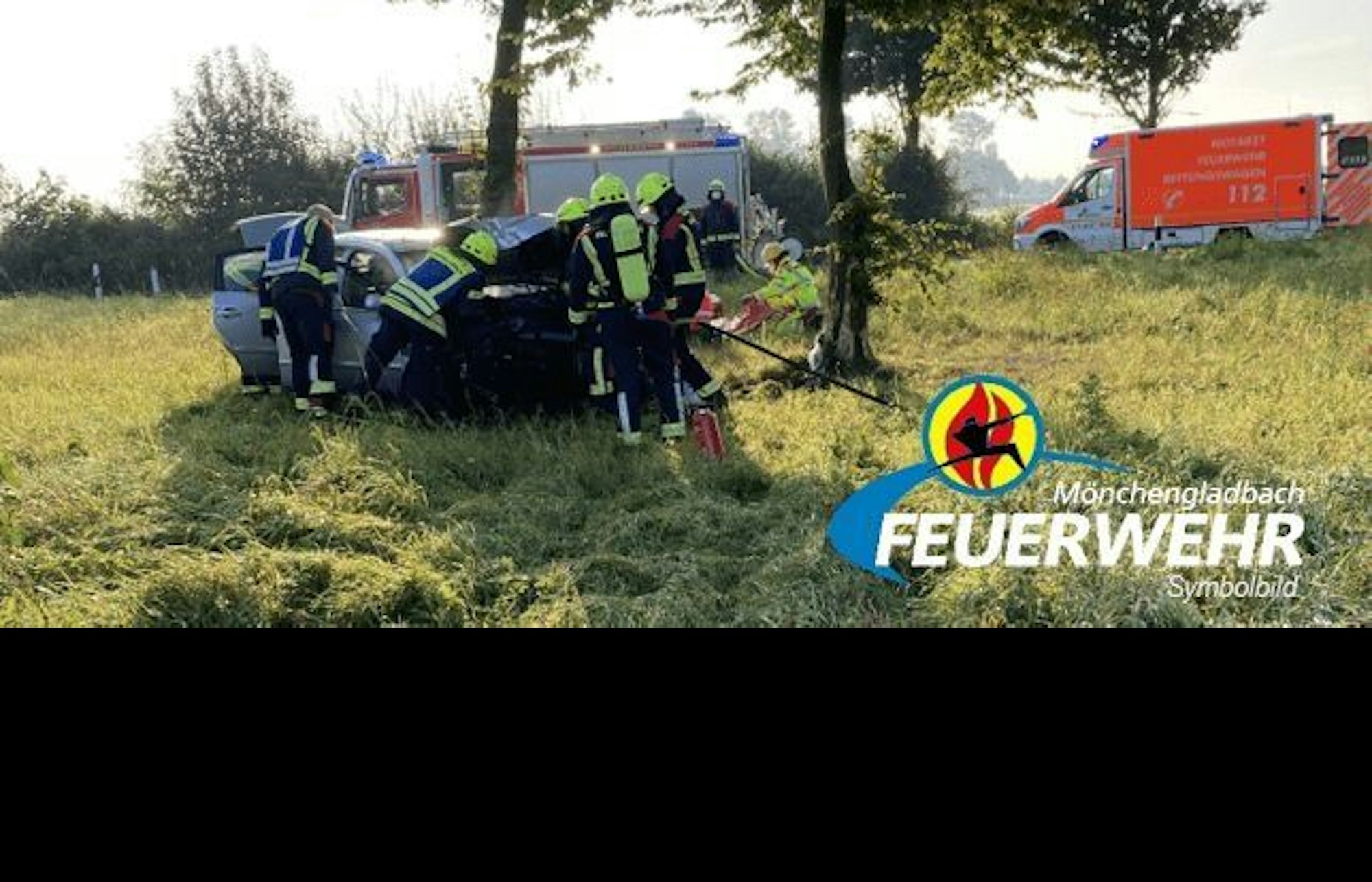 Einsatzkräfte der Feuerwehr Mönchengladbach sichern die Unfallstelle nach einem Überschlagsunfall auf der Bismarckstraße ab.