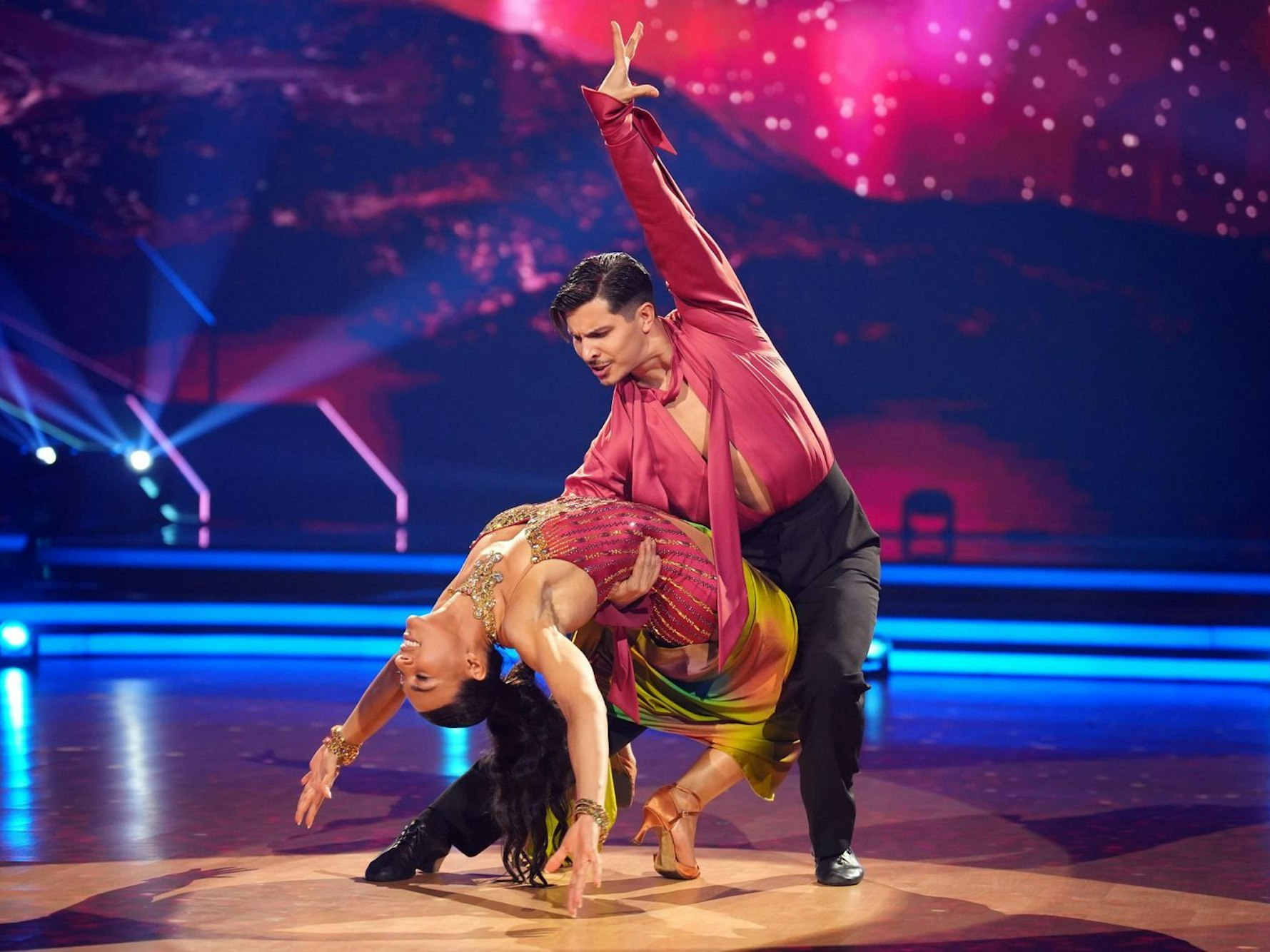 Kurz vor der Tanzshow hat Stuntfrau Marie Mouroum erfahren, dass ein geliebter Mensch verstorben ist. (Bild: RTL / Stefan Gregorowius)