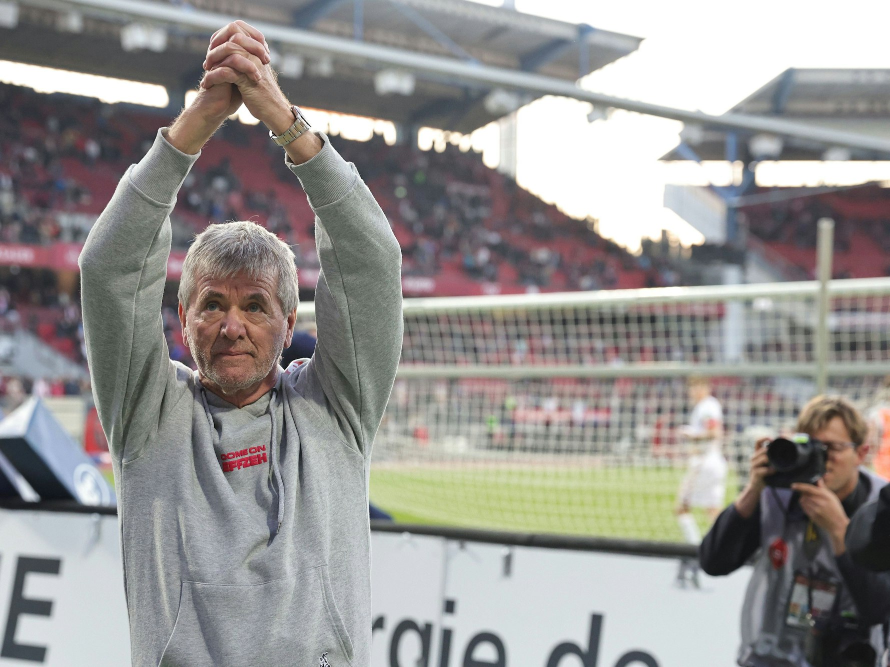 Friedhelm Funkel jubelt nach dem Sieg in Nürnberg.
