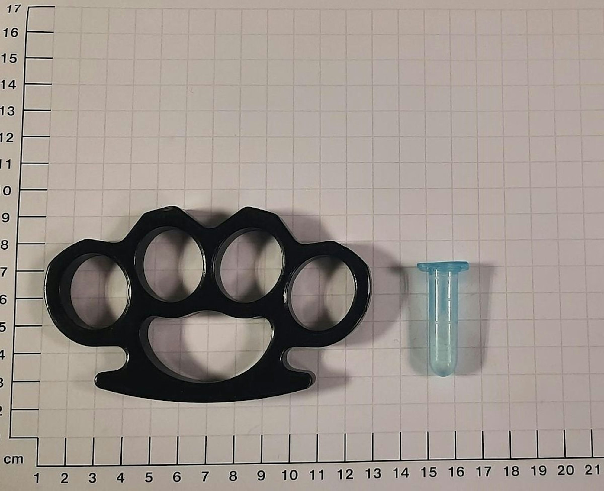 Sichergestellter Schlagring und Kokain der Bundespolizei nach Kontrolle eines 28-jährigen Polen im Dortmunder Hauptbahnhof.