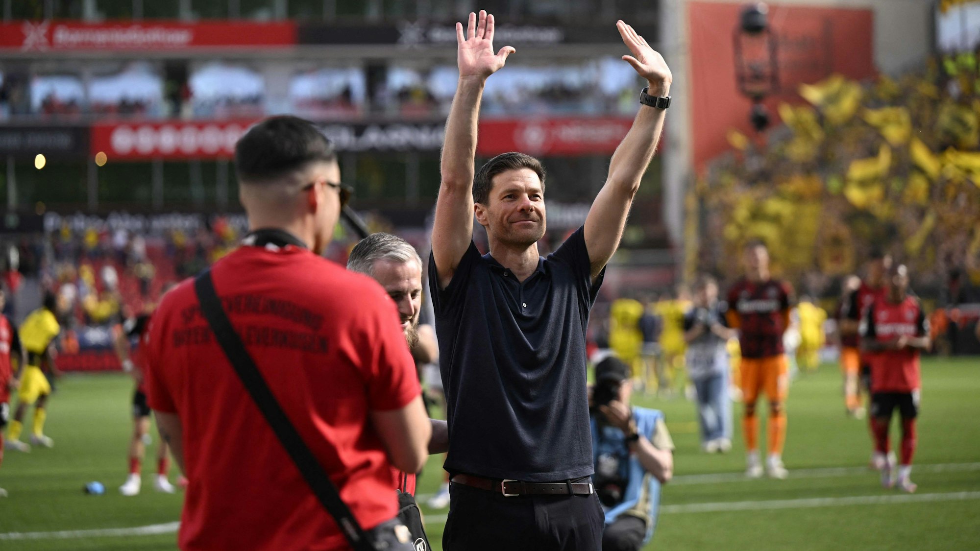 Xabi Alonso bedankt sich bei den Fans von Bayer Leverkusen.