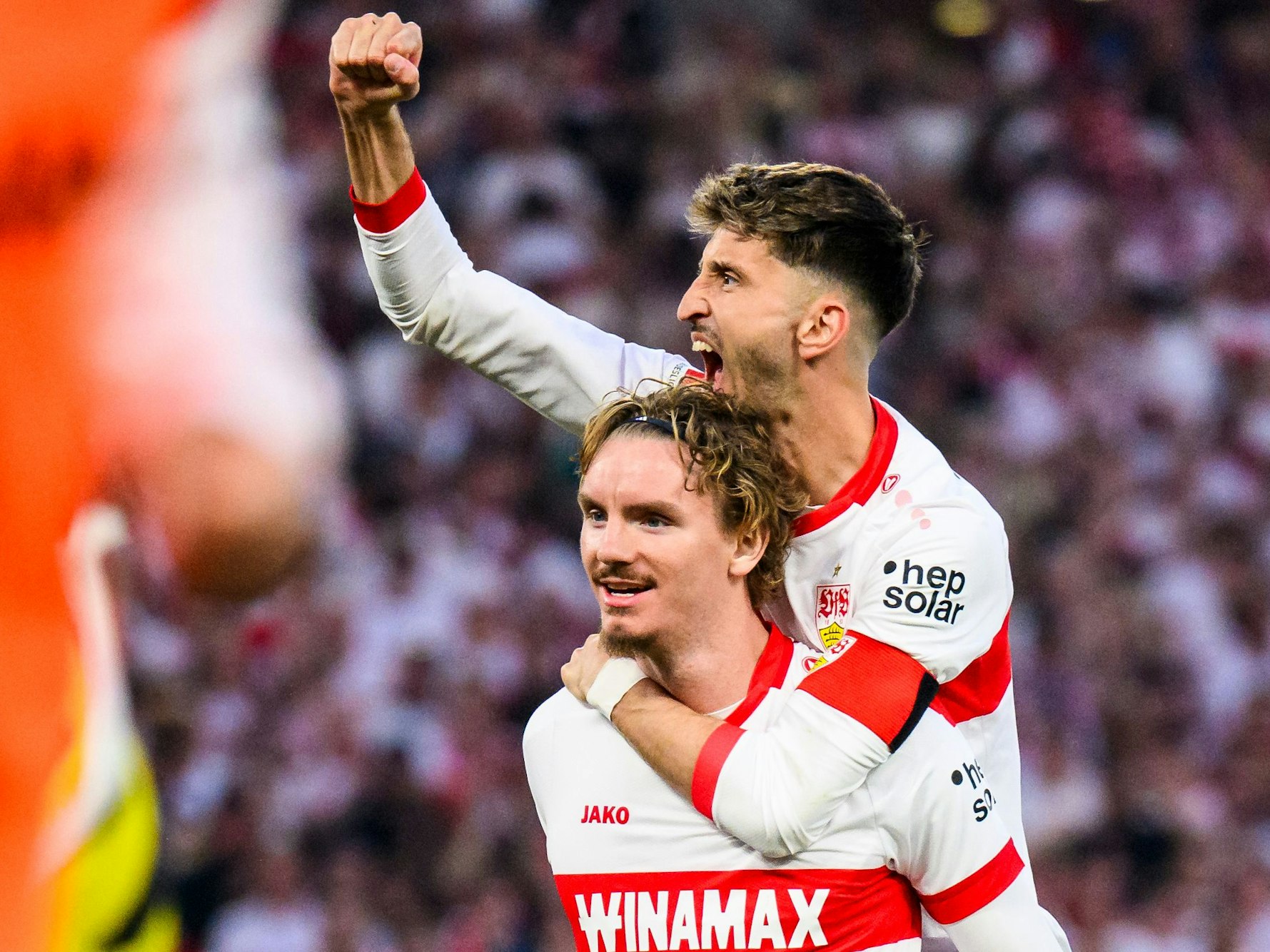 Stuttgarts Nick Woltemade (l.) jubelt nach seinem Tor zum 2:0 mit Atakan Karazor.