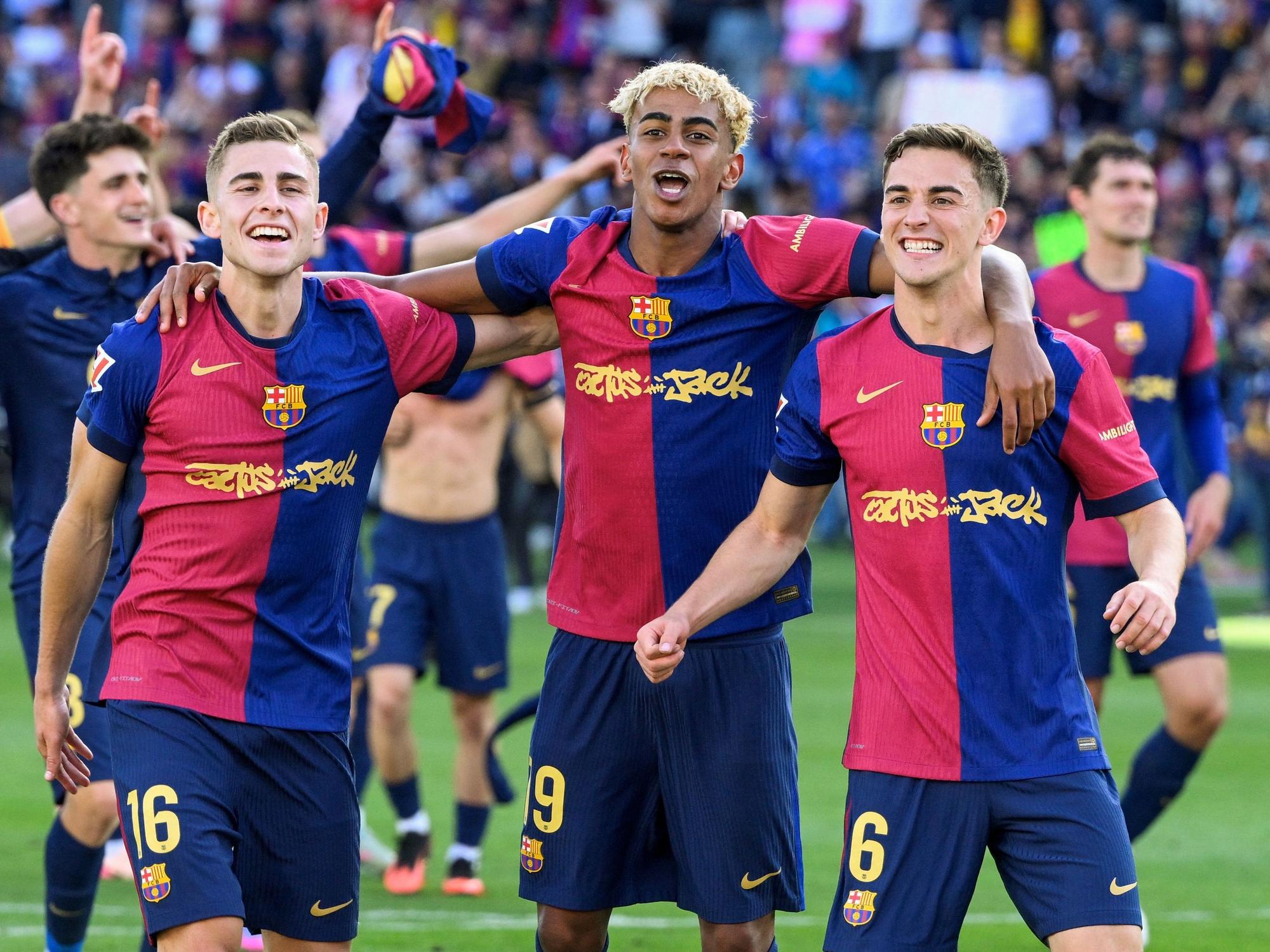 Fermin Lopez (l.), Lamine Yamal (M.) und Pablo Gavi feiern nach Abpfiff.