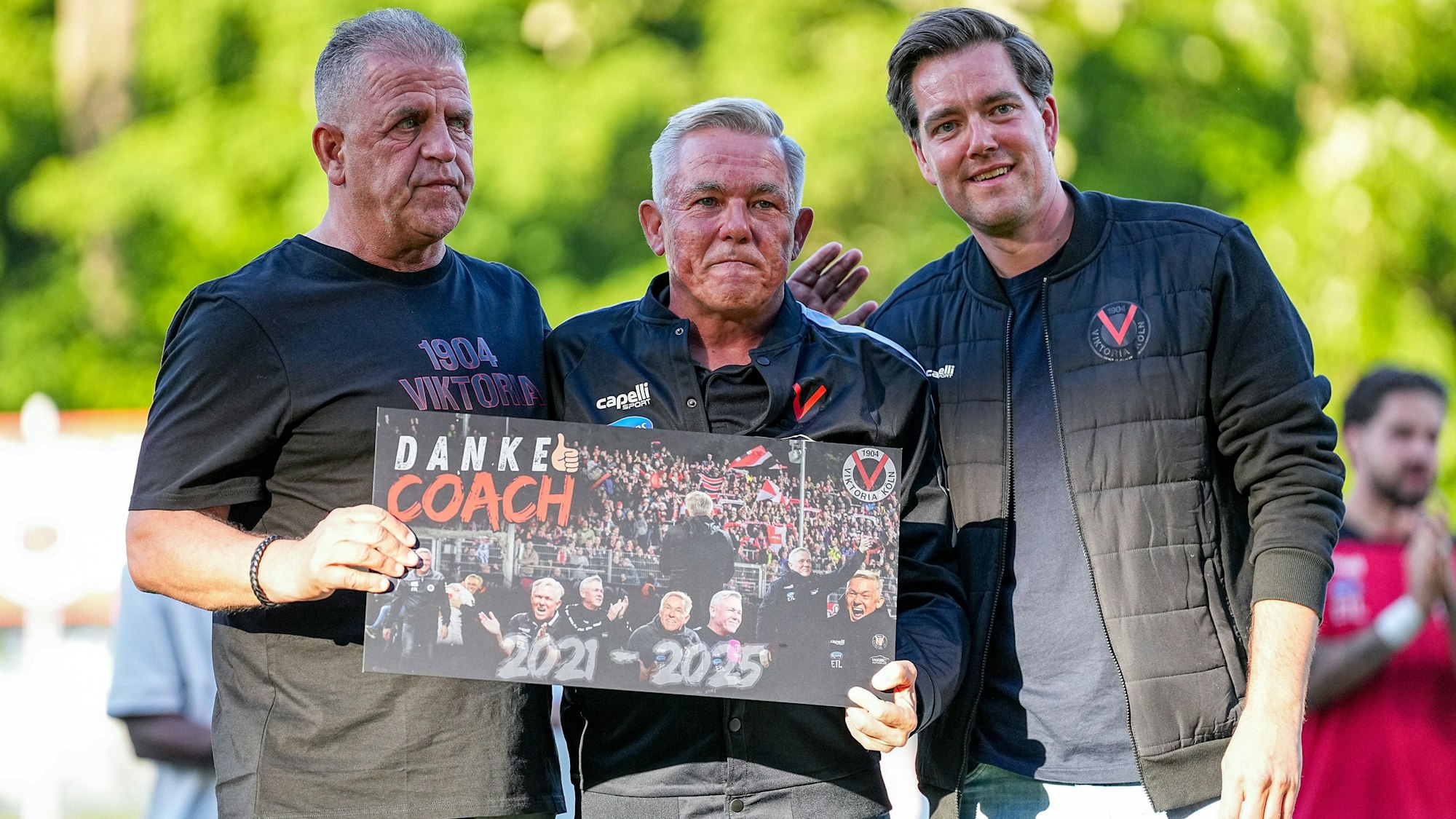 Viktoria Köln verabschiedet Trainer Olaf Janßen (M.).