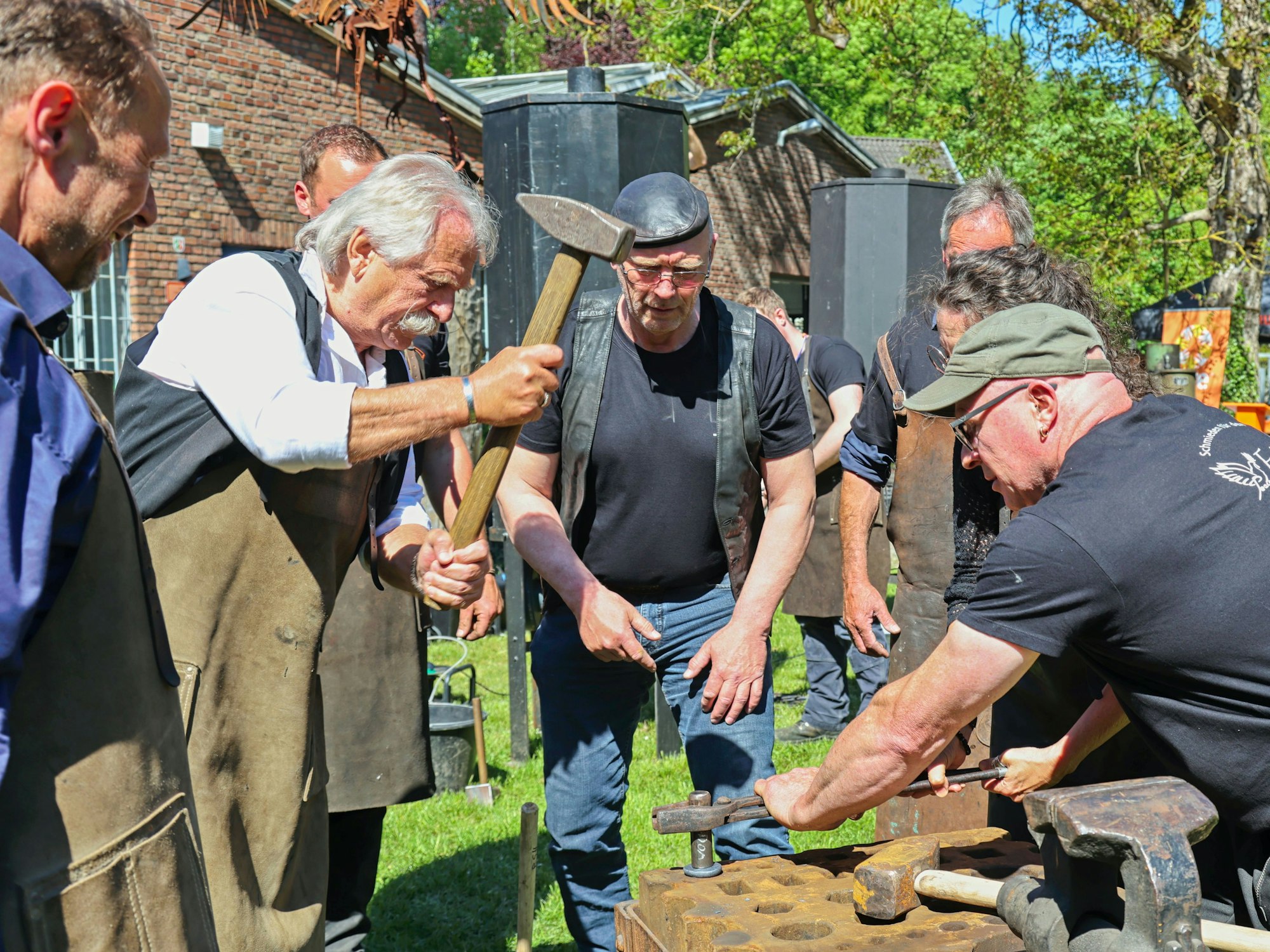 Henning Krautmacher schmiedet einen sogenannten „Friedensnagel“.