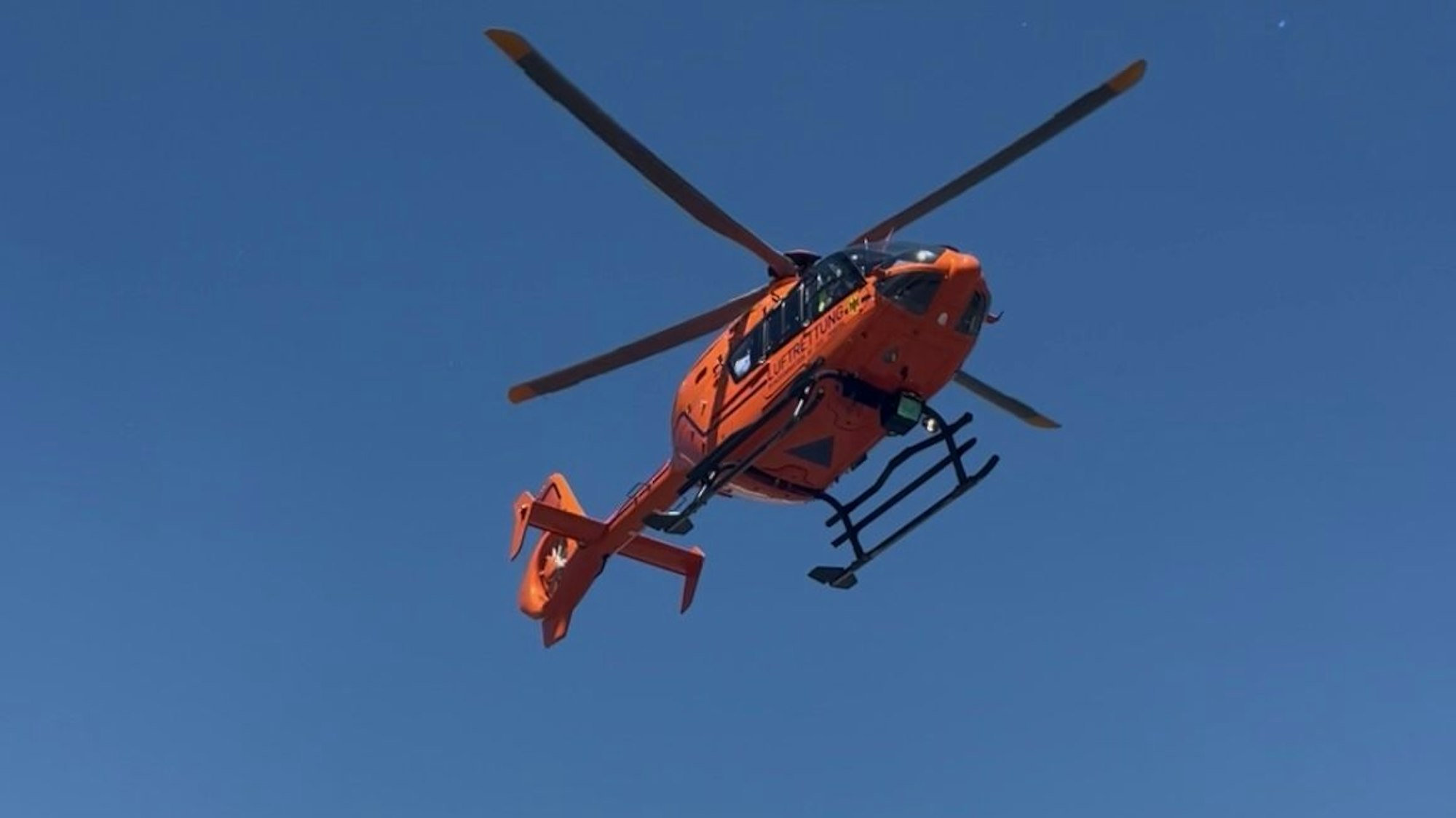 Rettungshubschrauber der Feuerwehr Oberhausen bei einem Einsatz