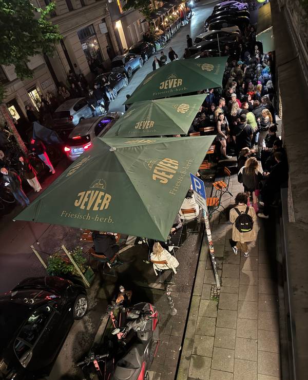 Feiernde auf der Antwerpener Straße im Belgischen Viertel in Köln