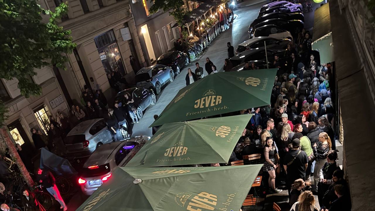 Feiernde auf der Antwerpener Straße im Belgischen Viertel in Köln