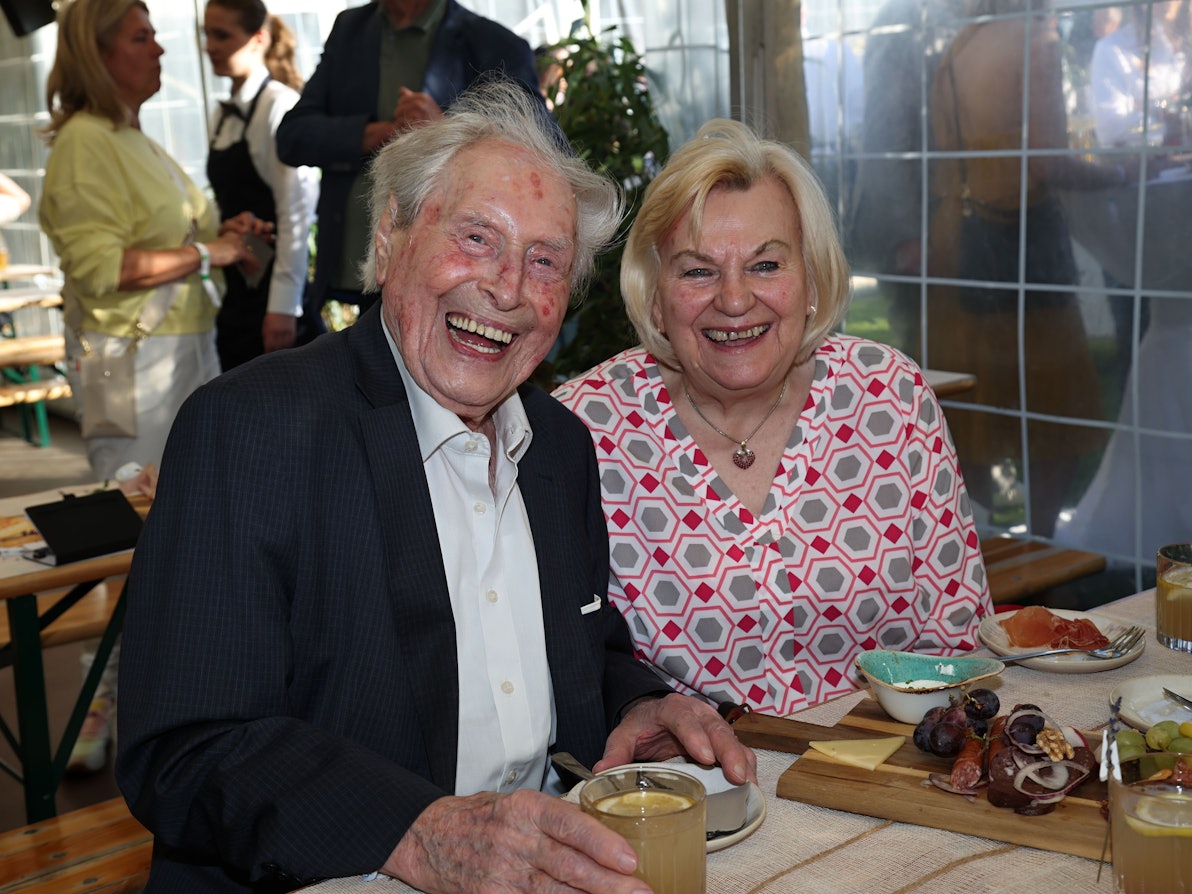 Ludwig Sebus mit Helga im Tanzbrunnen.