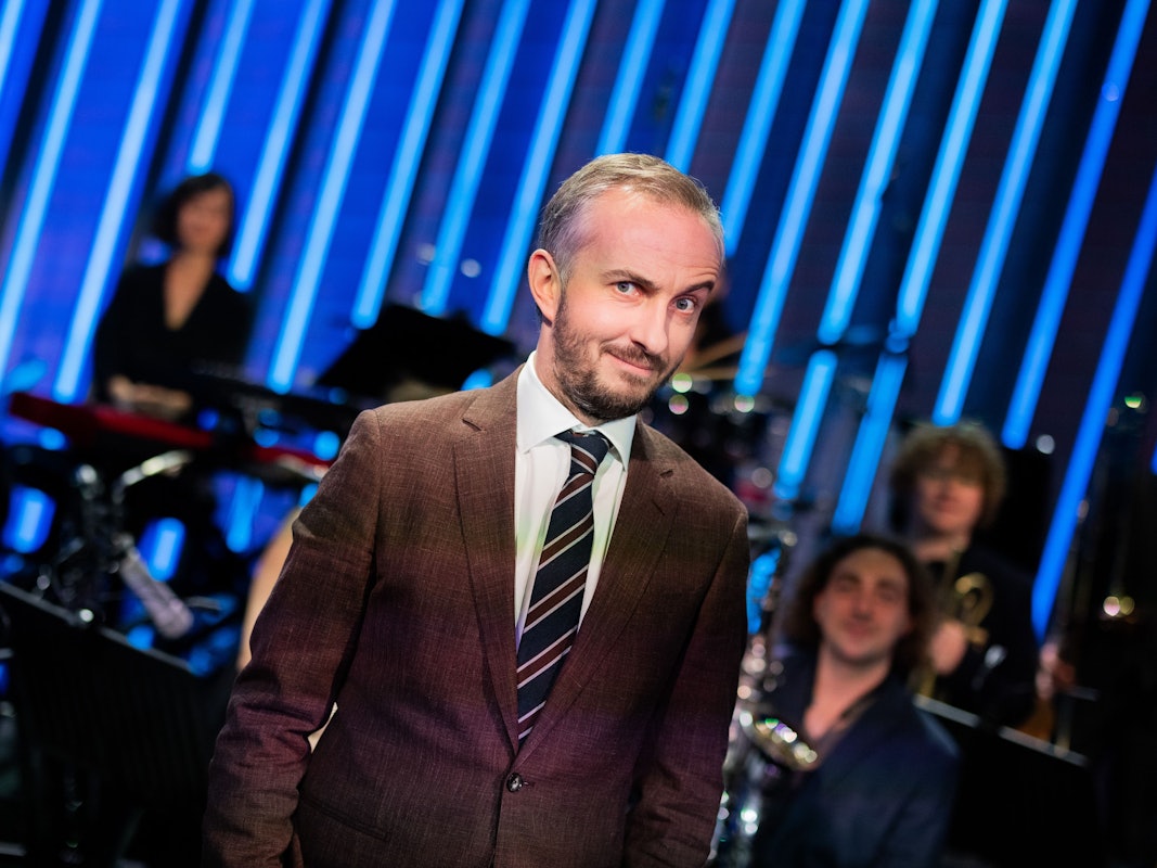 Jan Böhmermann, Moderator, steht im Anschluss an seine Late-Night-Show «ZDF Magazin Royal» vor seinem Orchester, dem Rundfunk Tanzorchester Ehrenfeld, aufgenommen am 02.12.2021.