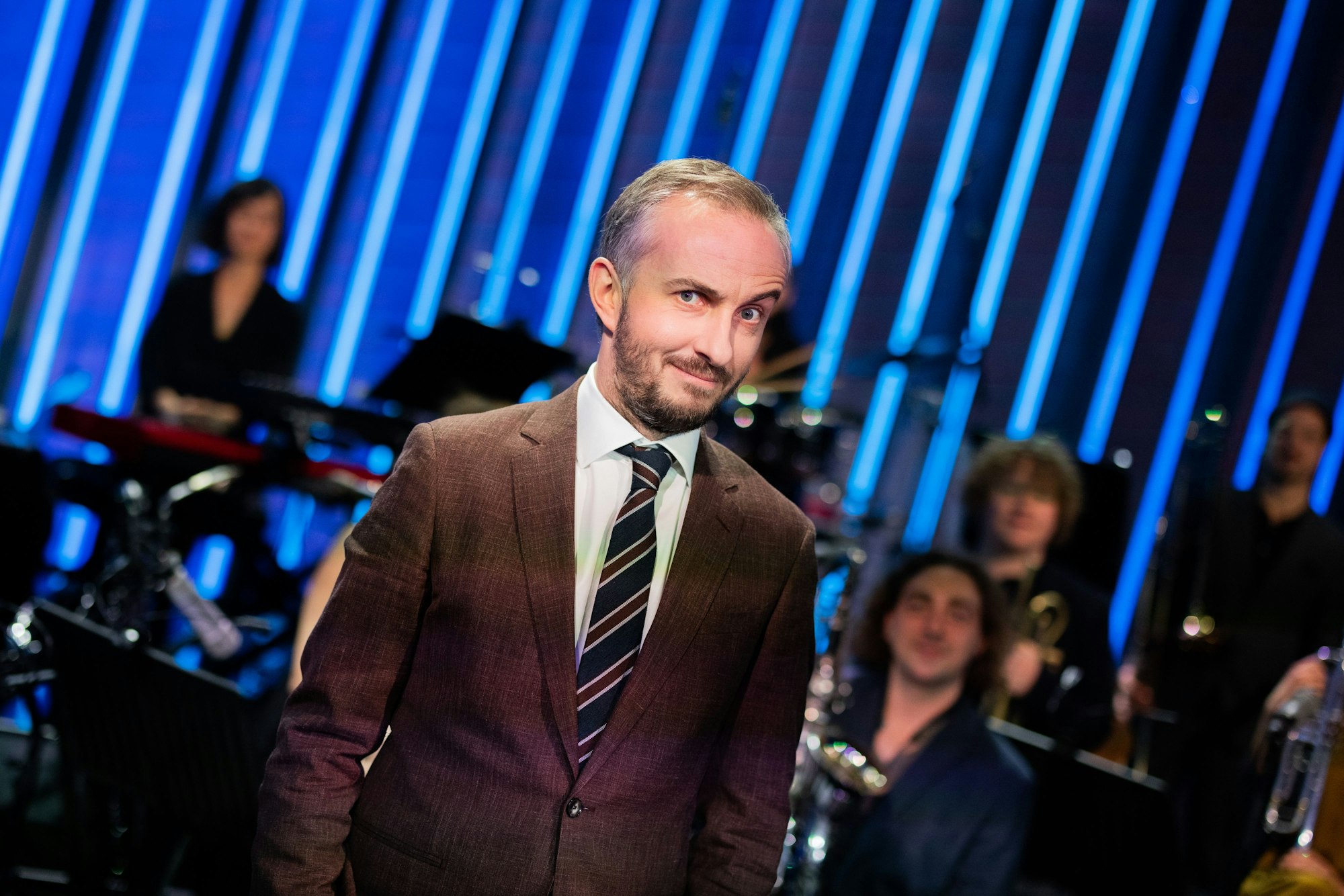 Jan Böhmermann, Moderator, steht im Anschluss an seine Late-Night-Show «ZDF Magazin Royal» vor seinem Orchester, dem Rundfunk Tanzorchester Ehrenfeld, aufgenommen am 02.12.2021.