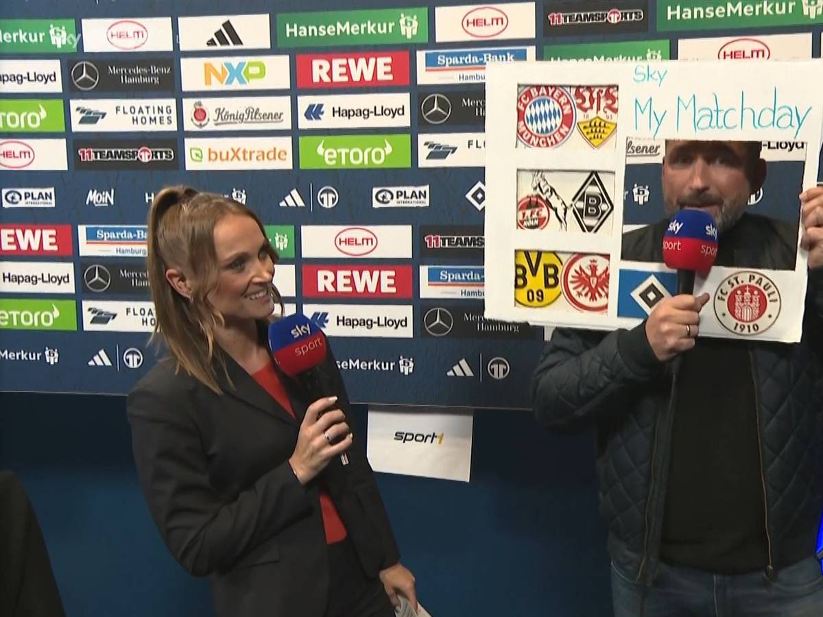 Torsten Mattuschka stellt mit einer Papptafel das neue Sky-Format „My Matchday“ vor. Moderatorin Nele Ocik steht daneben.