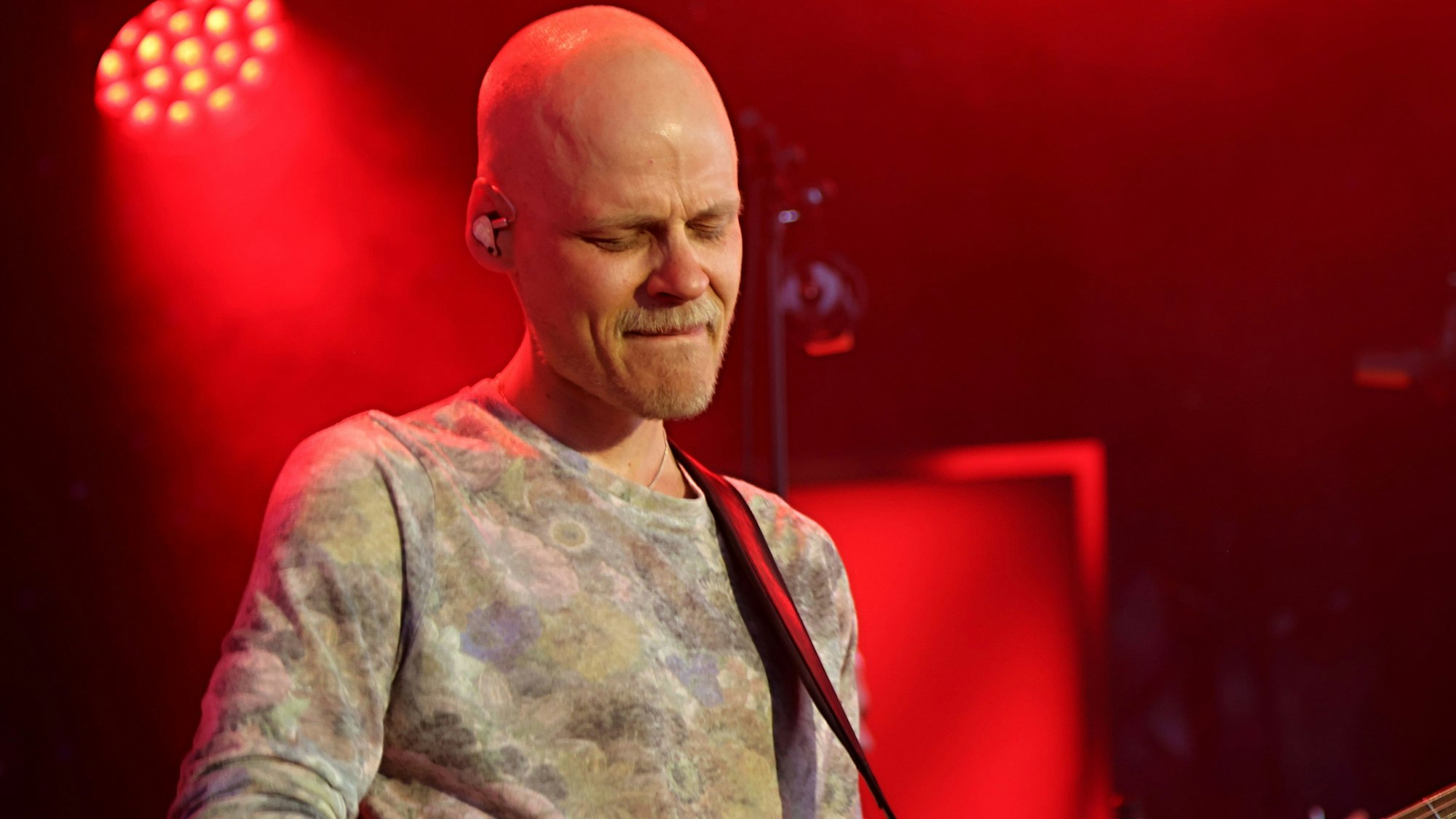 Oli Niesen steht auf der Bühne.