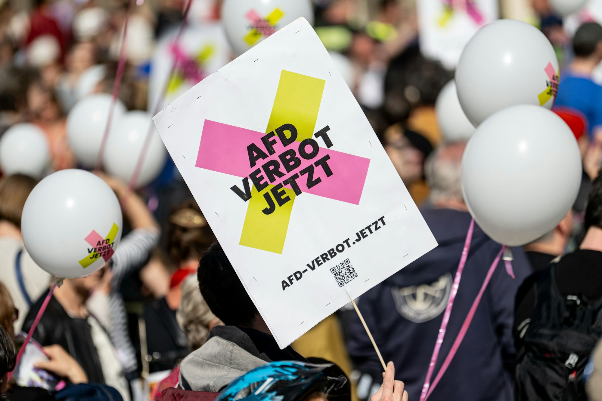 Eine Person hält am bundesweiten Aktionstag „Keine Ausreden mehr - AfD-Verbot jetzt!“ am Brandenburger Tor in Berlin ein Schild mit der Aufschrift „AfD Verbot jetzt“.