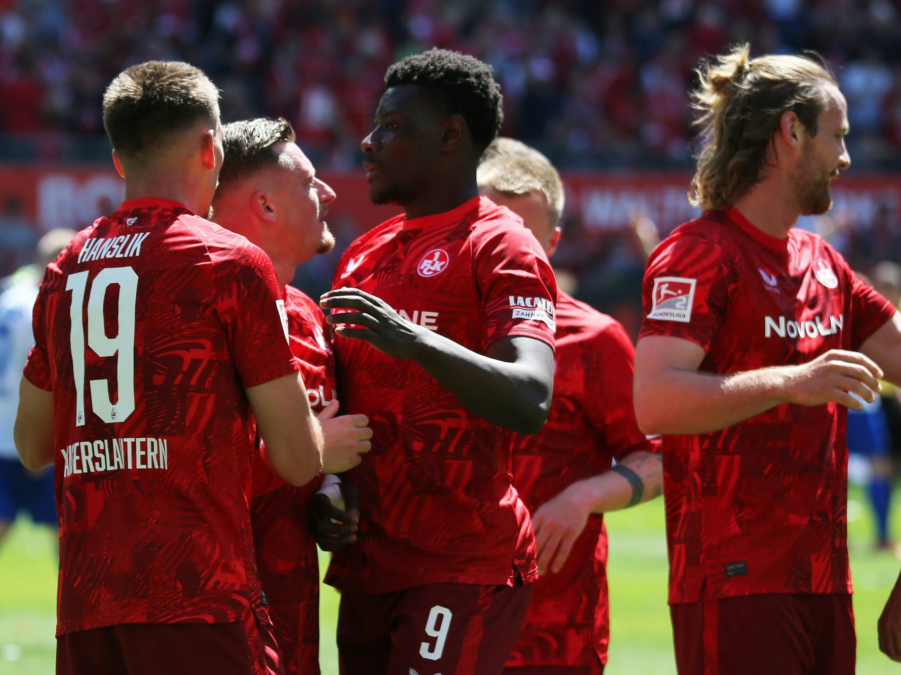Ragnar Ache (M.) jubelt mit seinen Teamkollegen.