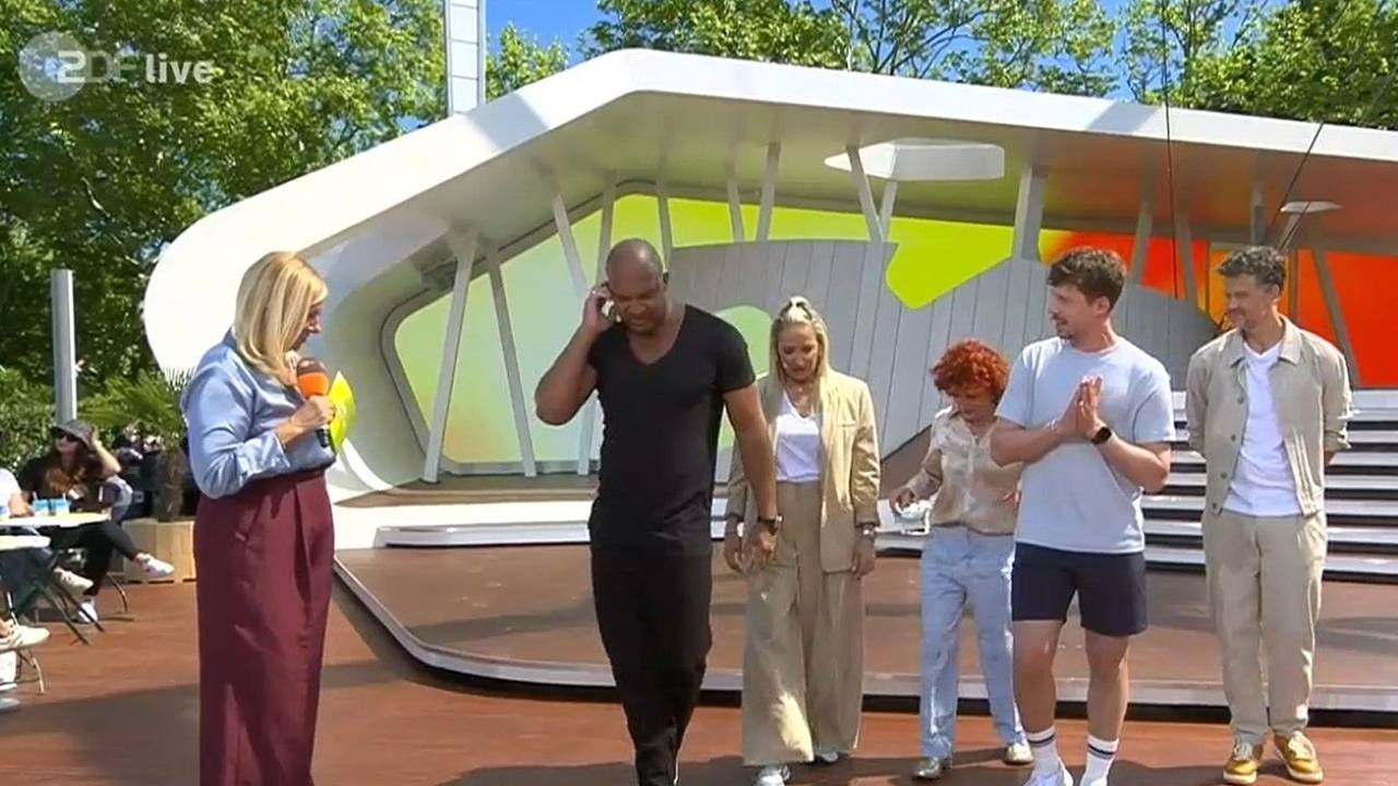 Moderatorin Andrea Kiewel erklärt ihren Gästen Detlef Soost, Janine Kunze, Lucy Diakovska und Valentin Lusin das Spiel. Co-Moderator Wayne Carpendale hört gespannt zu (v.l.).