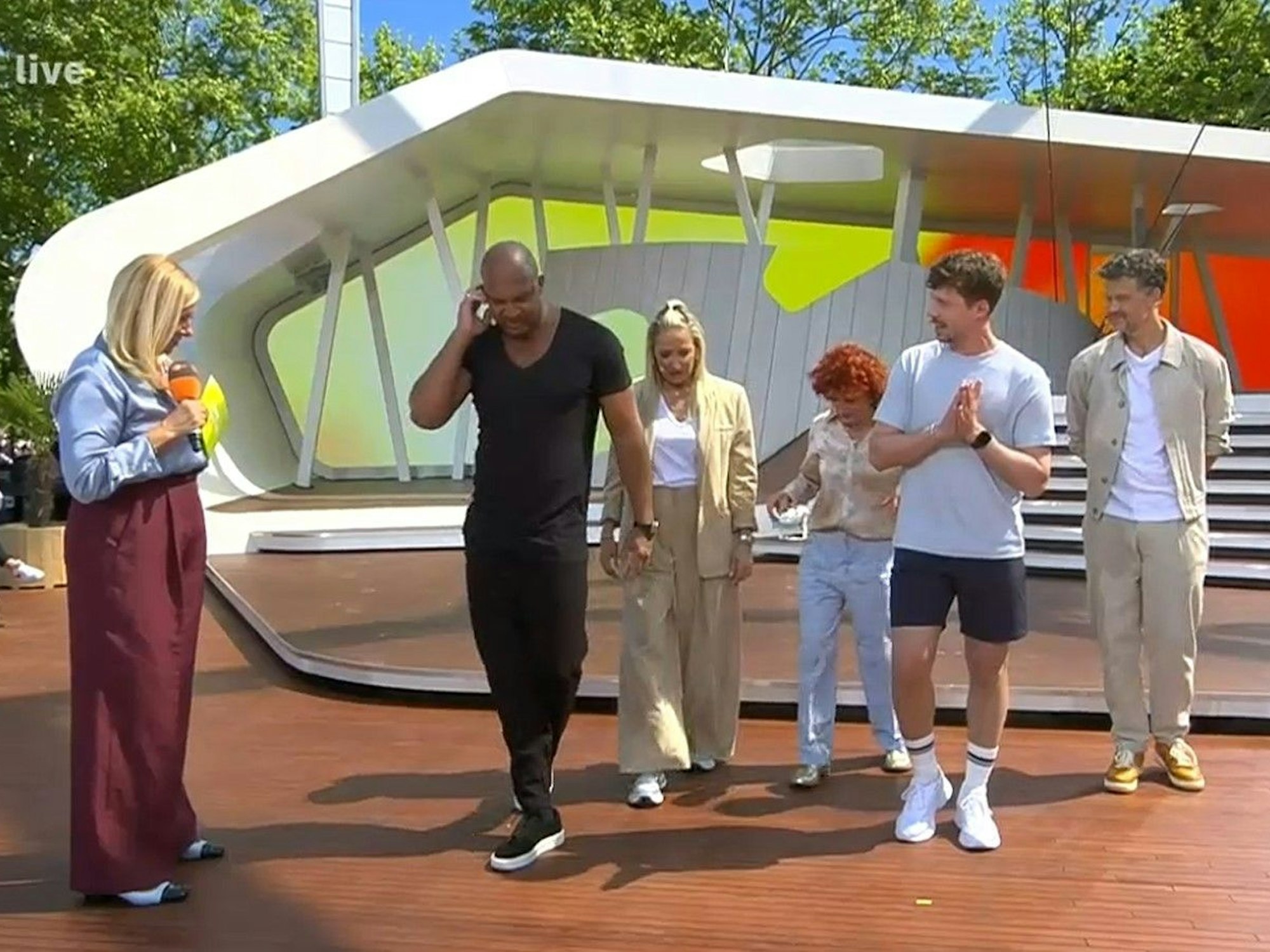 Moderatorin Andrea Kiewel erklärt ihren Gästen Detlef Soost, Janine Kunze, Lucy Diakovska und Valentin Lusin das Spiel. Co-Moderator Wayne Carpendale hört gespannt zu (v.l.).