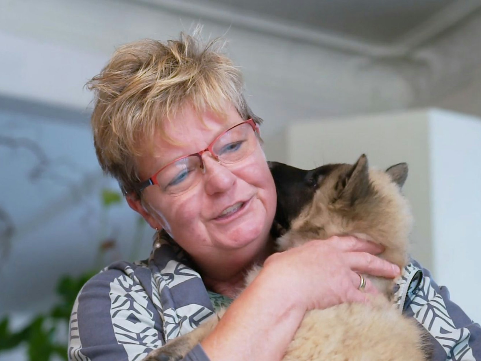 Die verwitwete Anke freut sich auf ein Leben mit Welpe Csilla. (Bild: RTL)